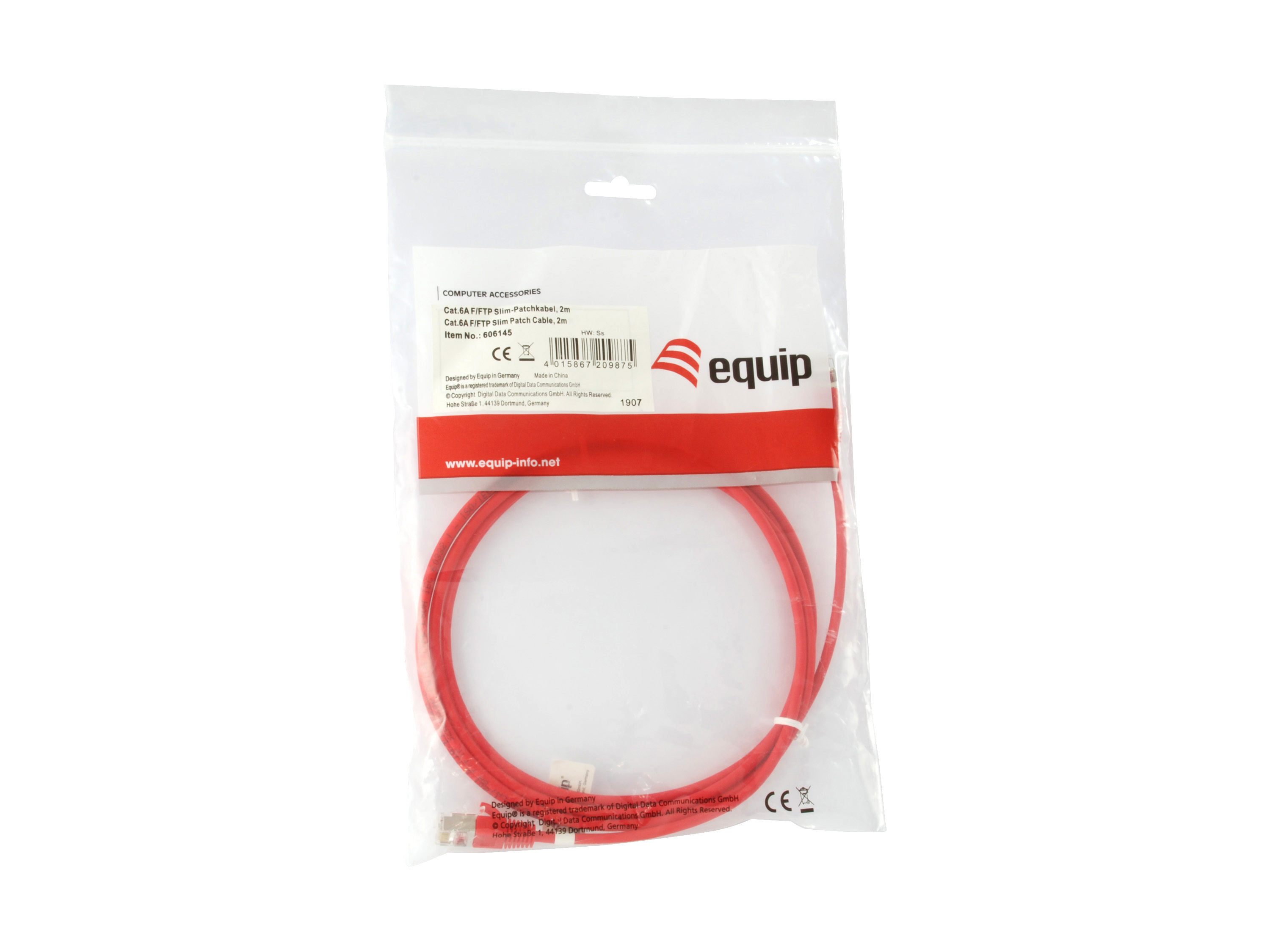 Câble réseau rouge dans un sac plastique transparent. Fond blanc. Marque et logo Equip visibles.