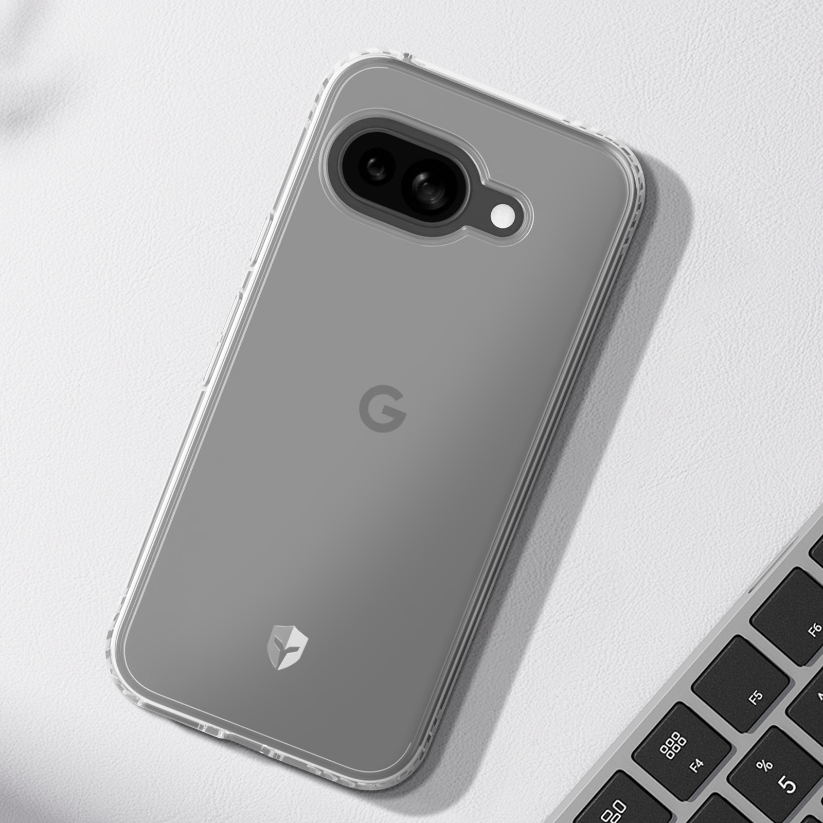 Un étui de téléphone transparent sur une surface blanche, avec le logo Google et la caméra d'un téléphone visibles.