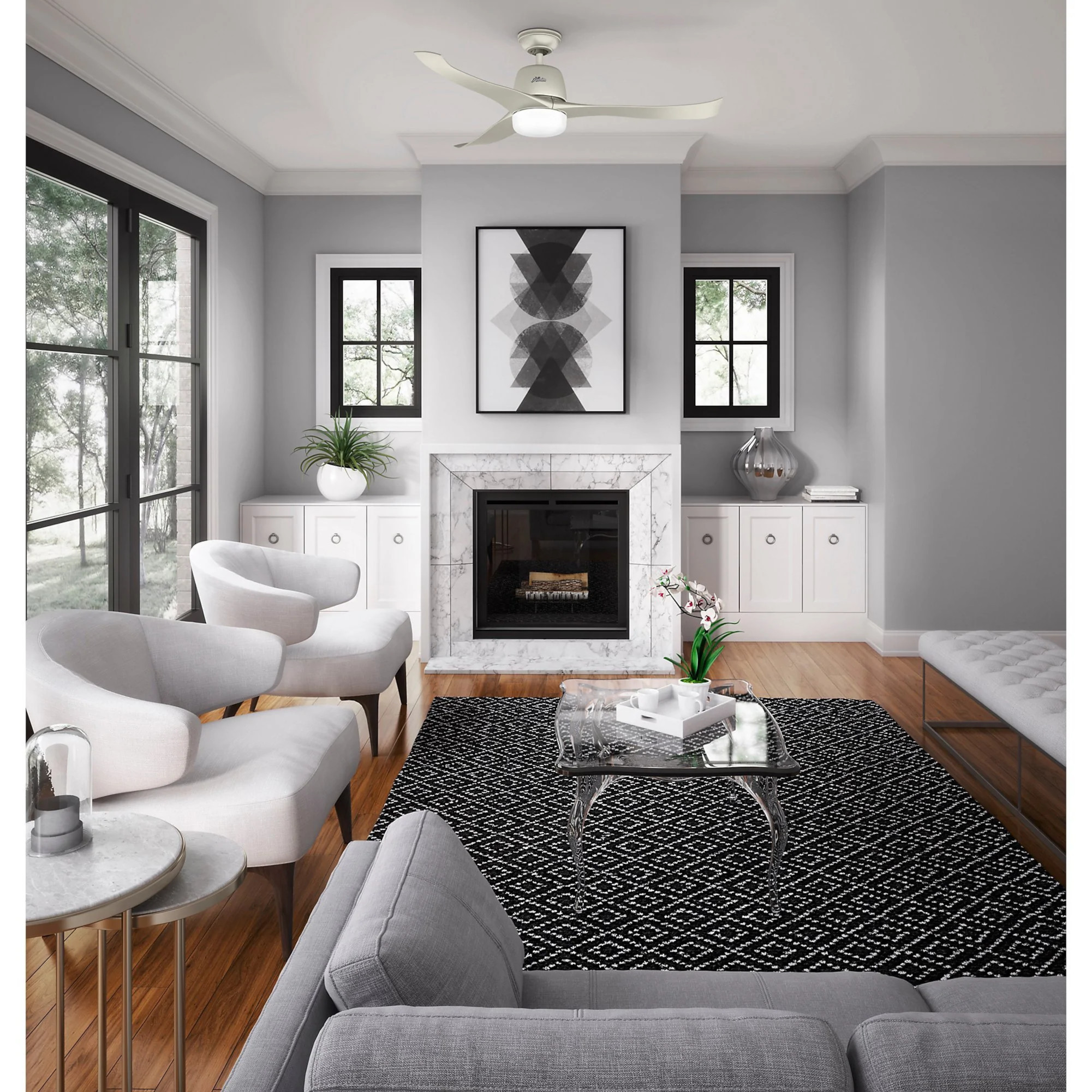 Ein Wohnzimmer mit Deckenventilator. Der Raum ist hellgrau und weiß.