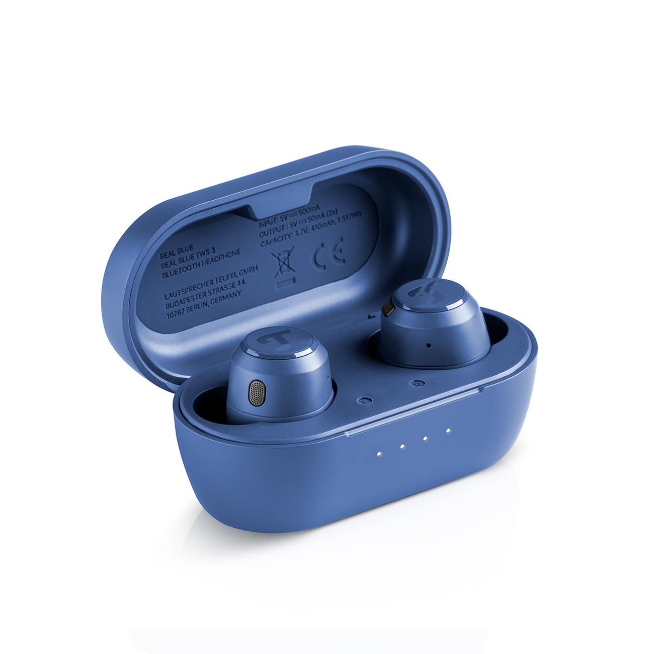 Niebieskie otwarte etui ze słuchawkami. Etui z tekstem, słuchawki w środku. Białe tło.