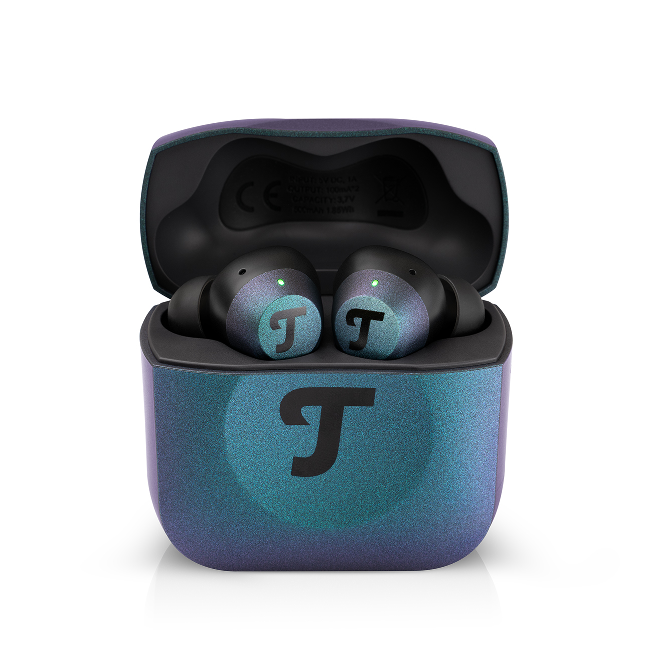 Otwarta obudowa ładująca z dwoma czarnymi słuchawkami. Obudowa i słuchawki z logo Teufel. Gradient od niebieskiego do fioletowego.
