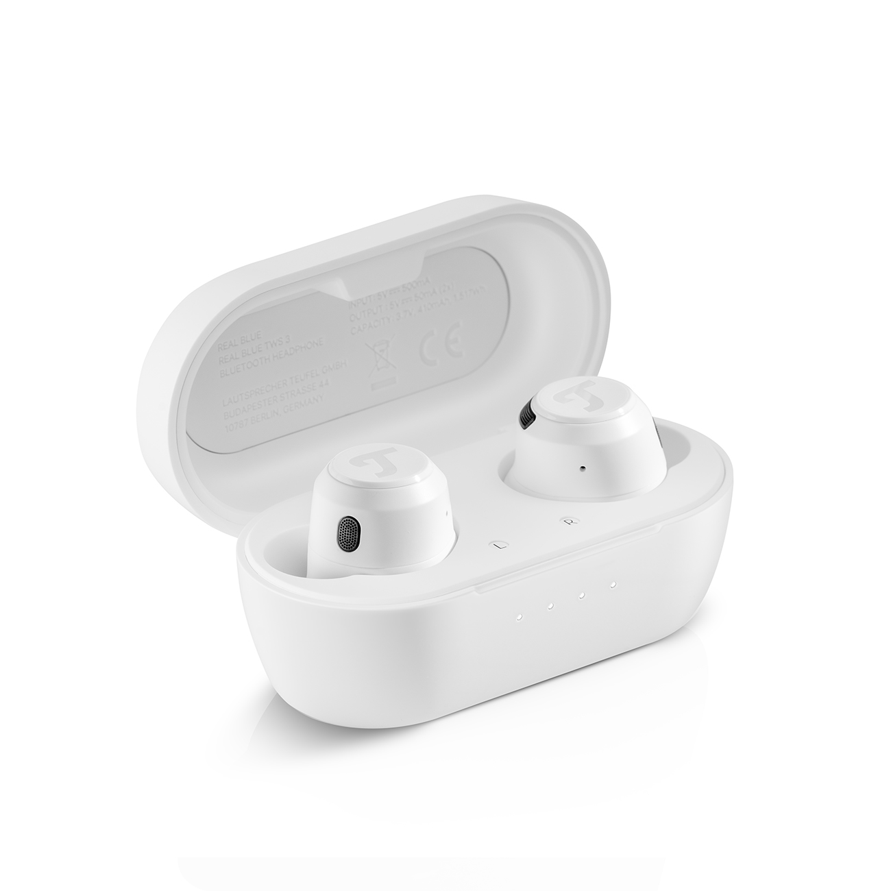 Białe otwarte etui ze słuchawkami. Etui z tekstem, słuchawki w środku. Białe tło.