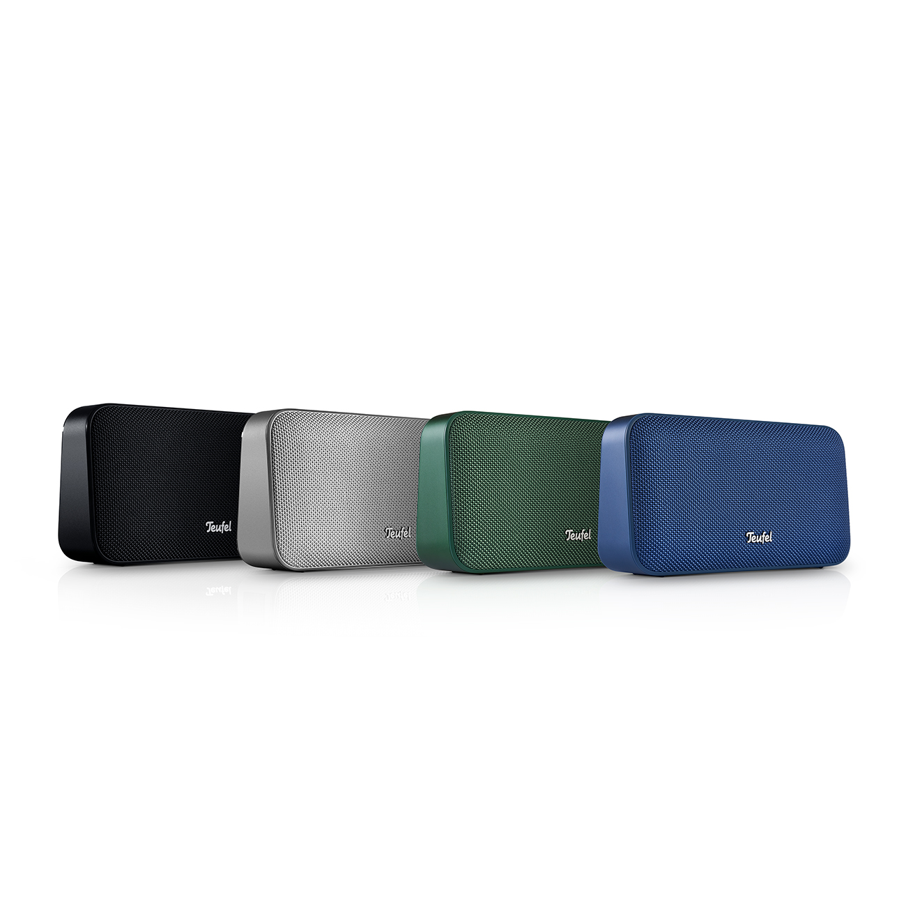 Vier luidsprekers, zwart, zilver, groen en blauw. Elk heeft een Teufel logo.