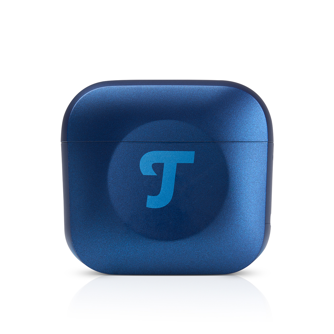 Zamknięte niebieskie etui ładujące z logo Teufel. Etui jest kwadratowe z zaokrąglonymi krawędziami. Białe tło.