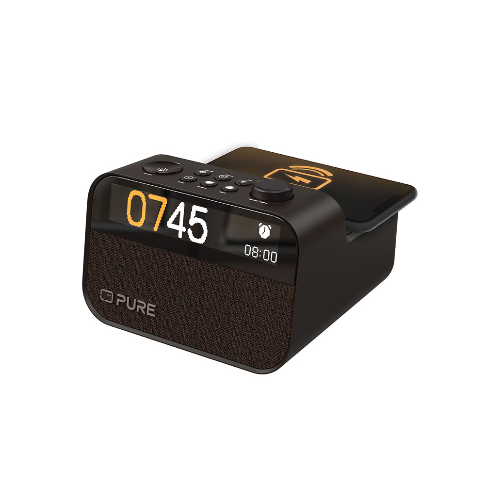 Reloj de radio negro con pantalla digital naranja. Tiene una plataforma de carga para teléfono. Muestra la hora 07:45 y 08:00.