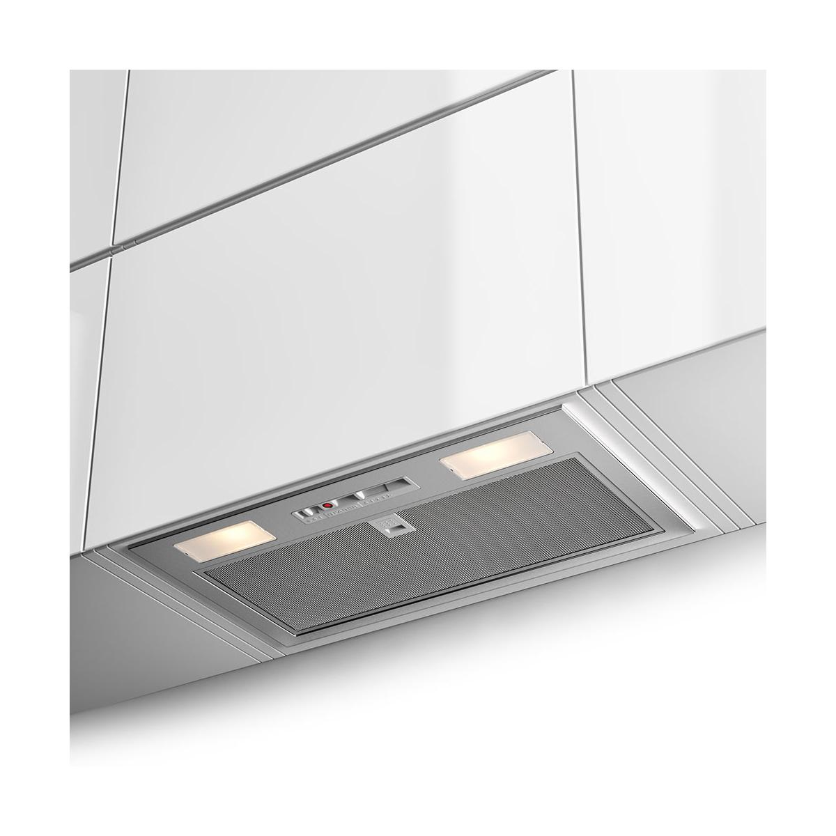 Cappa da cucina, color argento con un design rettangolare. Ha due luci e un pannello di controllo.