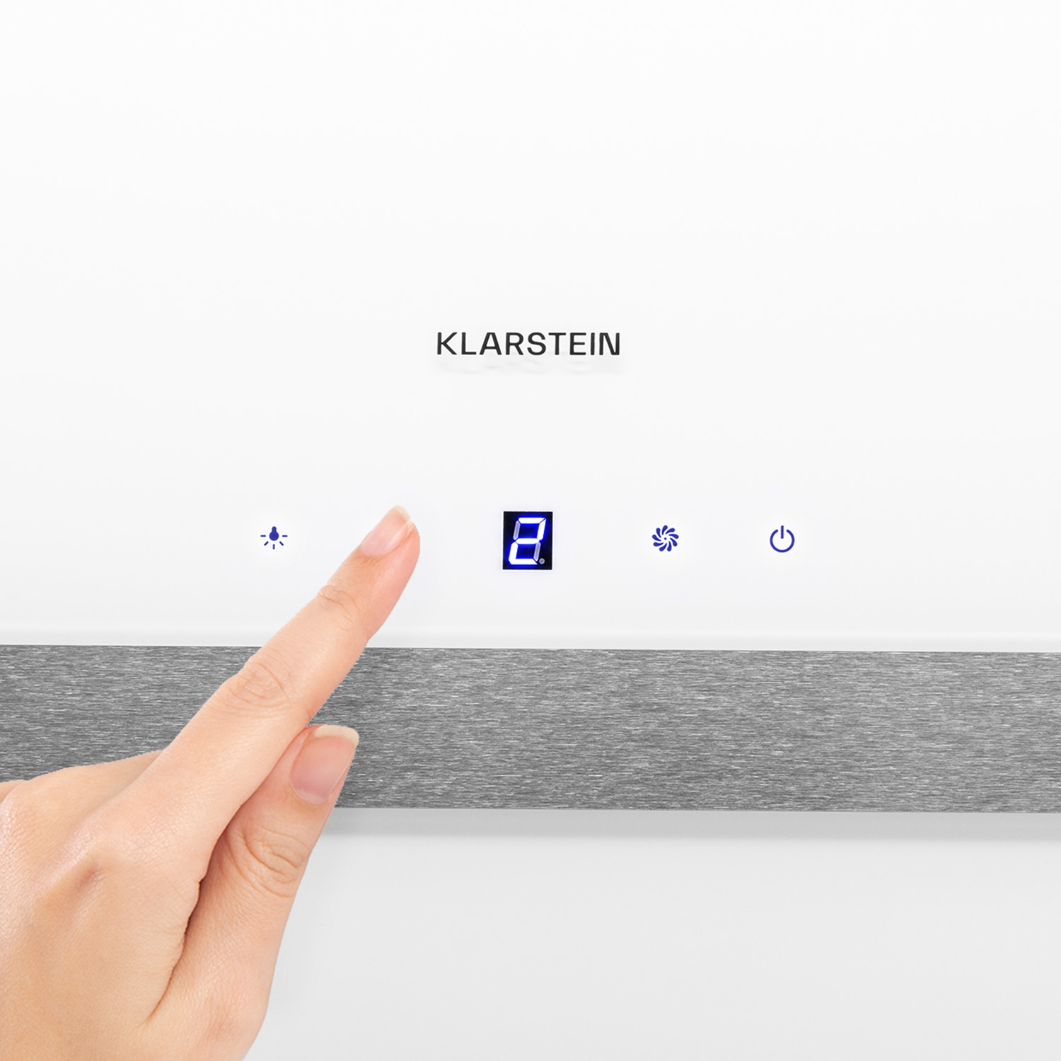 Una mano presiona un botón en un panel de control blanco con la etiqueta Klarstein.