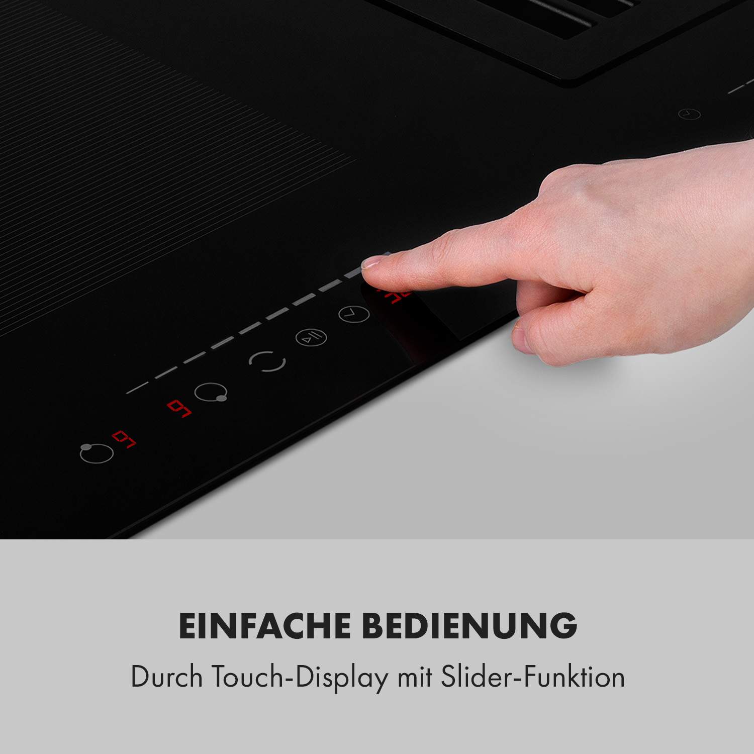 Ein schwarzes Kochfeld mit einem Finger, der auf das Bedienfeld drückt. Das Kochfeld ist aus.
