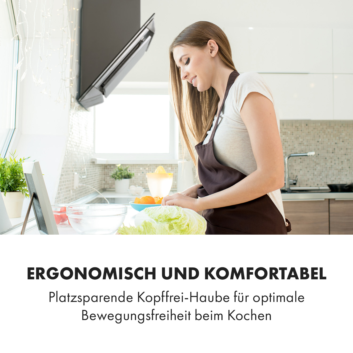 Una mujer en la cocina, cocinando debajo de una campana extractora. Texto: Ergonómico y cómodo, campana que ahorra espacio.
