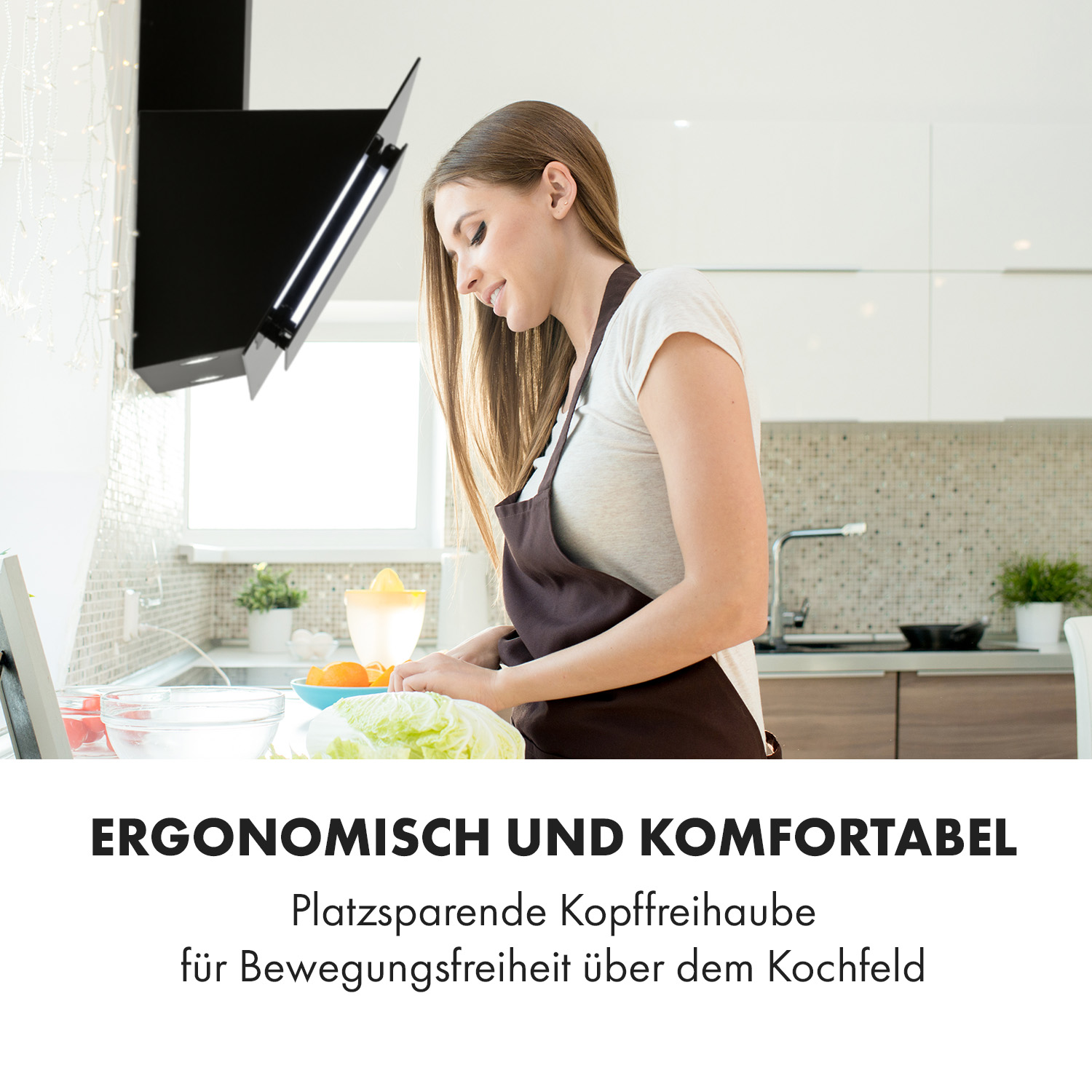 Una mujer en una cocina preparando comida bajo una campana extractora negra. Texto: Ergonómico y cómodo.