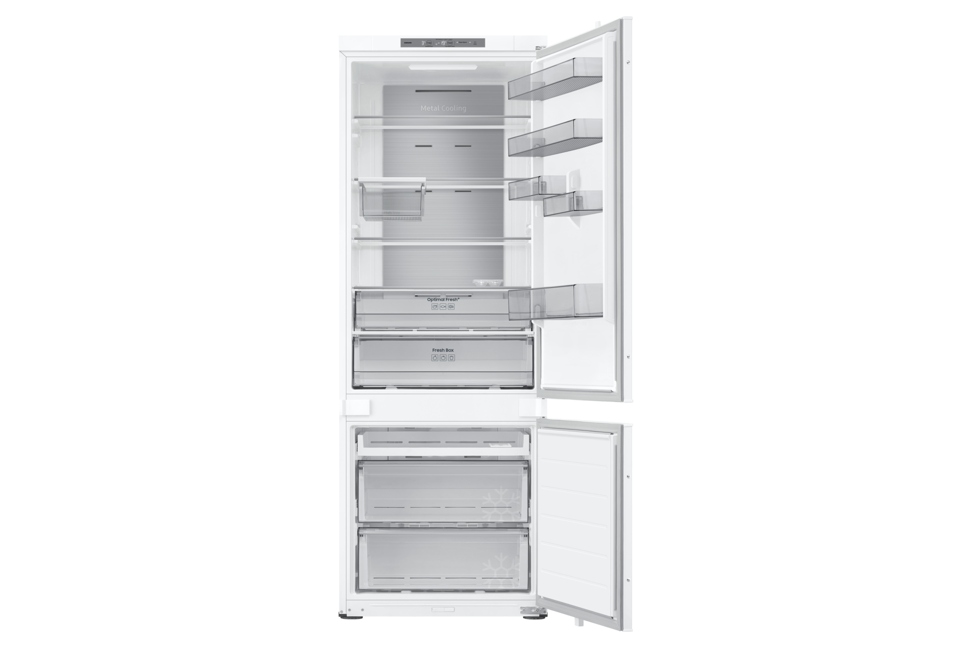 Ein weißer Kühlschrank, offen, mit Regalen, Schubladen und verschiedenen Fächern.