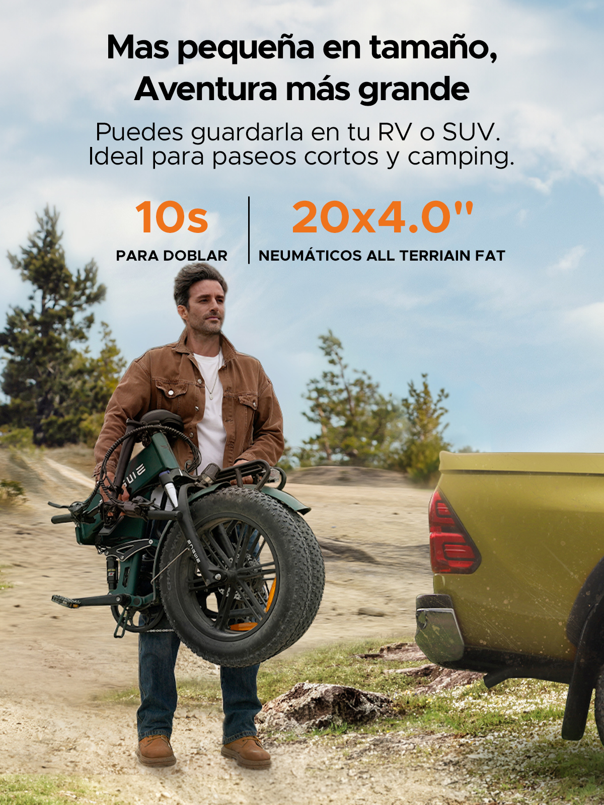 Un hombre sosteniendo una bicicleta eléctrica verde plegada, cerca de un camión.