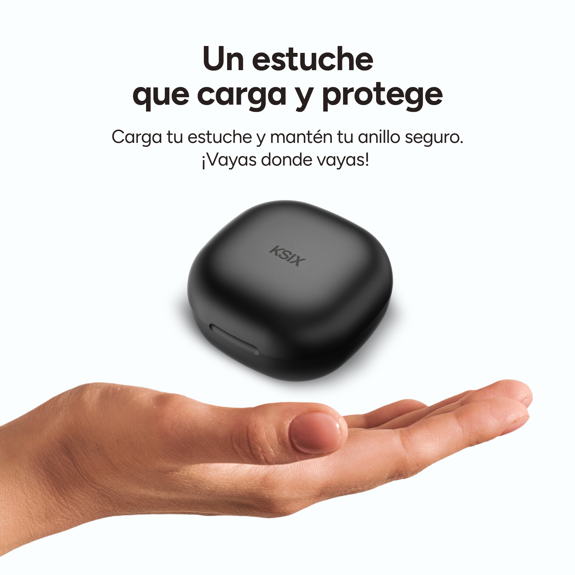 Una mano che tiene una custodia di ricarica nera per un anello intelligente KSIX.