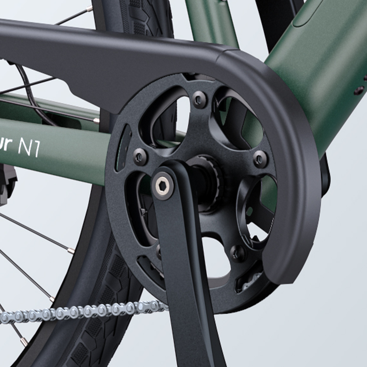 Zbliżenie czarnego łańcucha i systemu przerzutek roweru z zieloną ramą w tle.