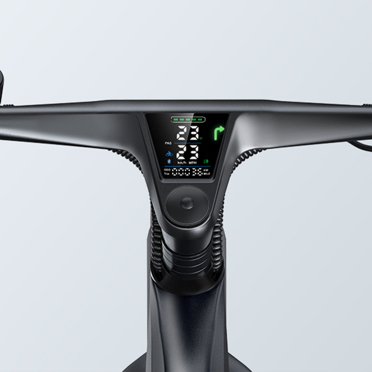 Zbliżenie wyświetlacza na kierownicy roweru. Pokazuje prędkość, baterię i inne informacje.