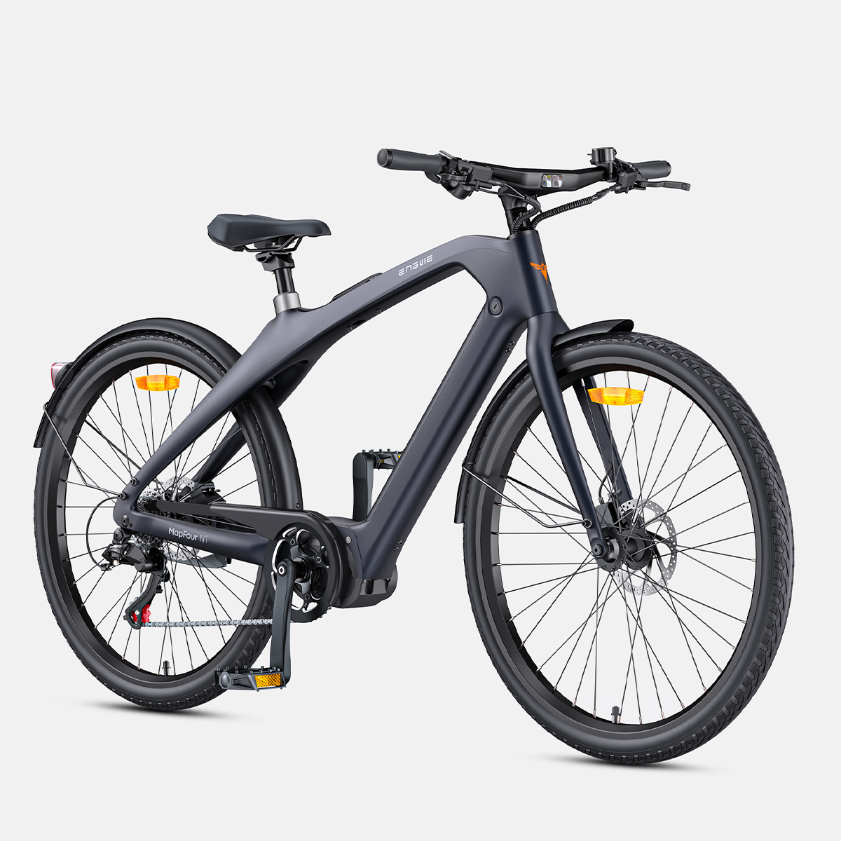 Ciemnoszary rower elektryczny. Czarne opony, błotniki i siodełko. Żółte odblaski. Na białym tle.