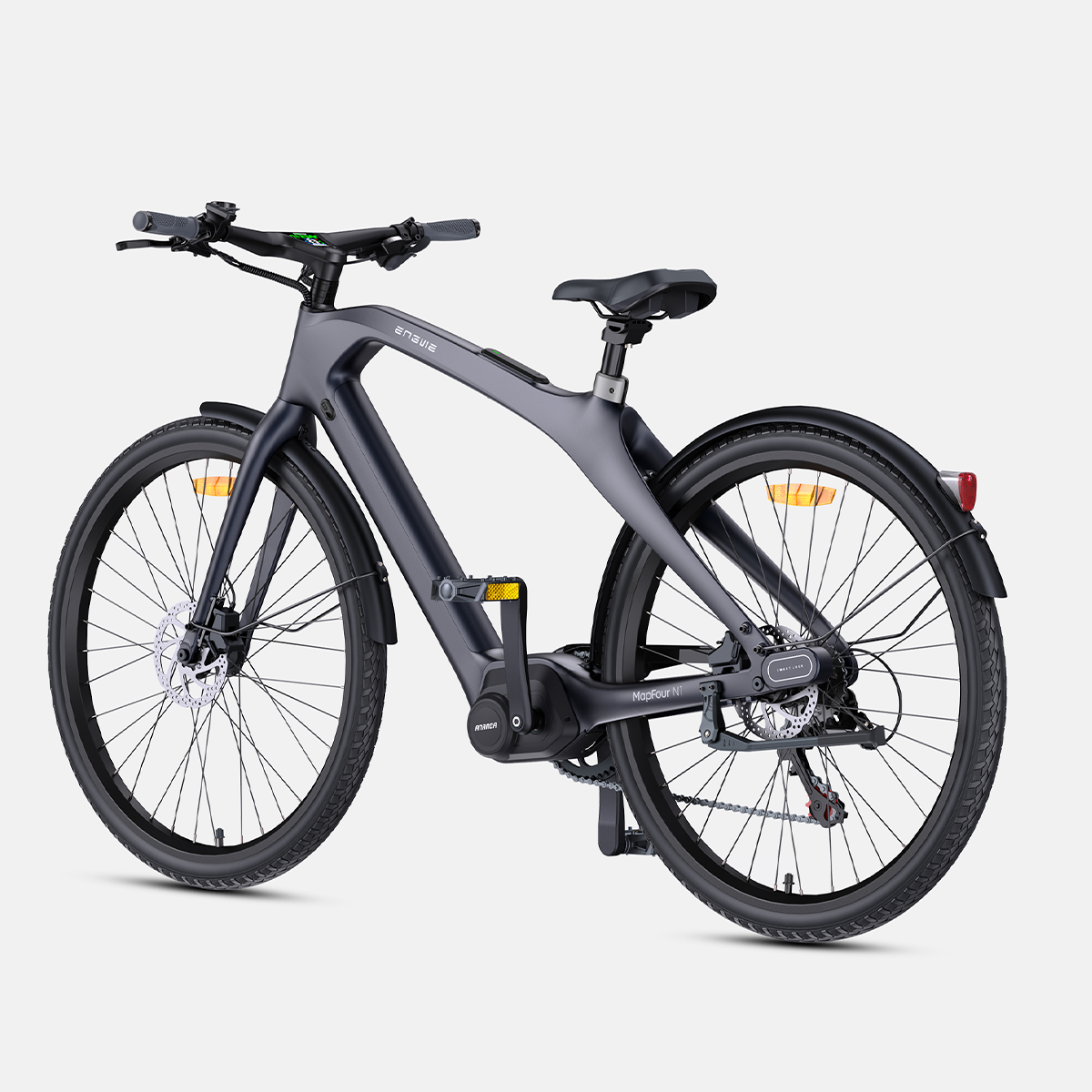 Ciemnoszary rower elektryczny. Czarne opony, błotniki i siodełko. Żółte odblaski. Na białym tle.