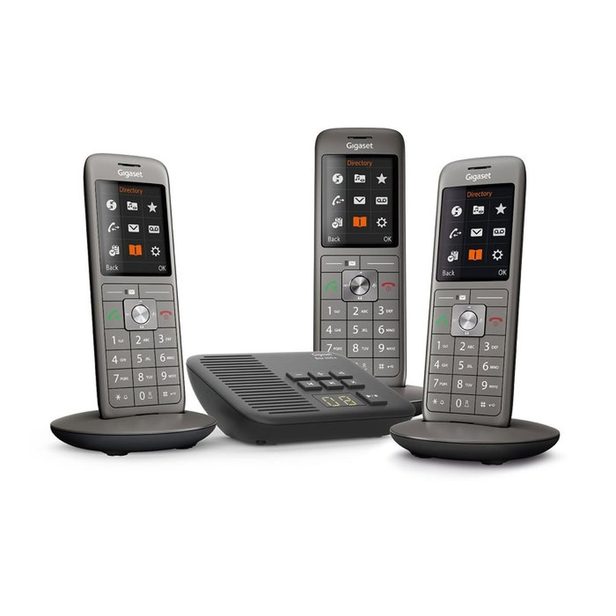 Drei graue Gigaset-Telefone und eine Basisstation auf weißem Hintergrund.