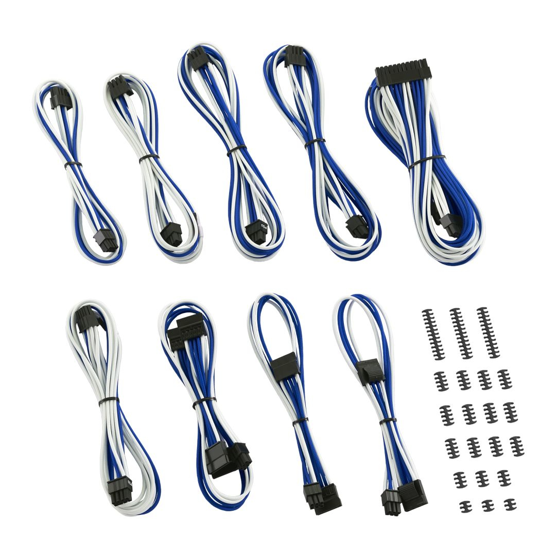 Diversi cavi per computer blu, bianchi e neri con connettori neri.