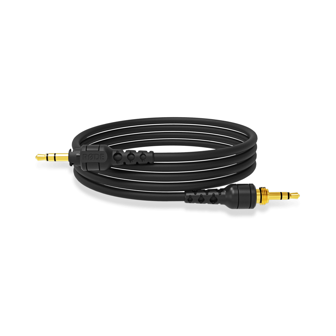 Cavo audio nero con connettori neri e punte dorate, su sfondo bianco.