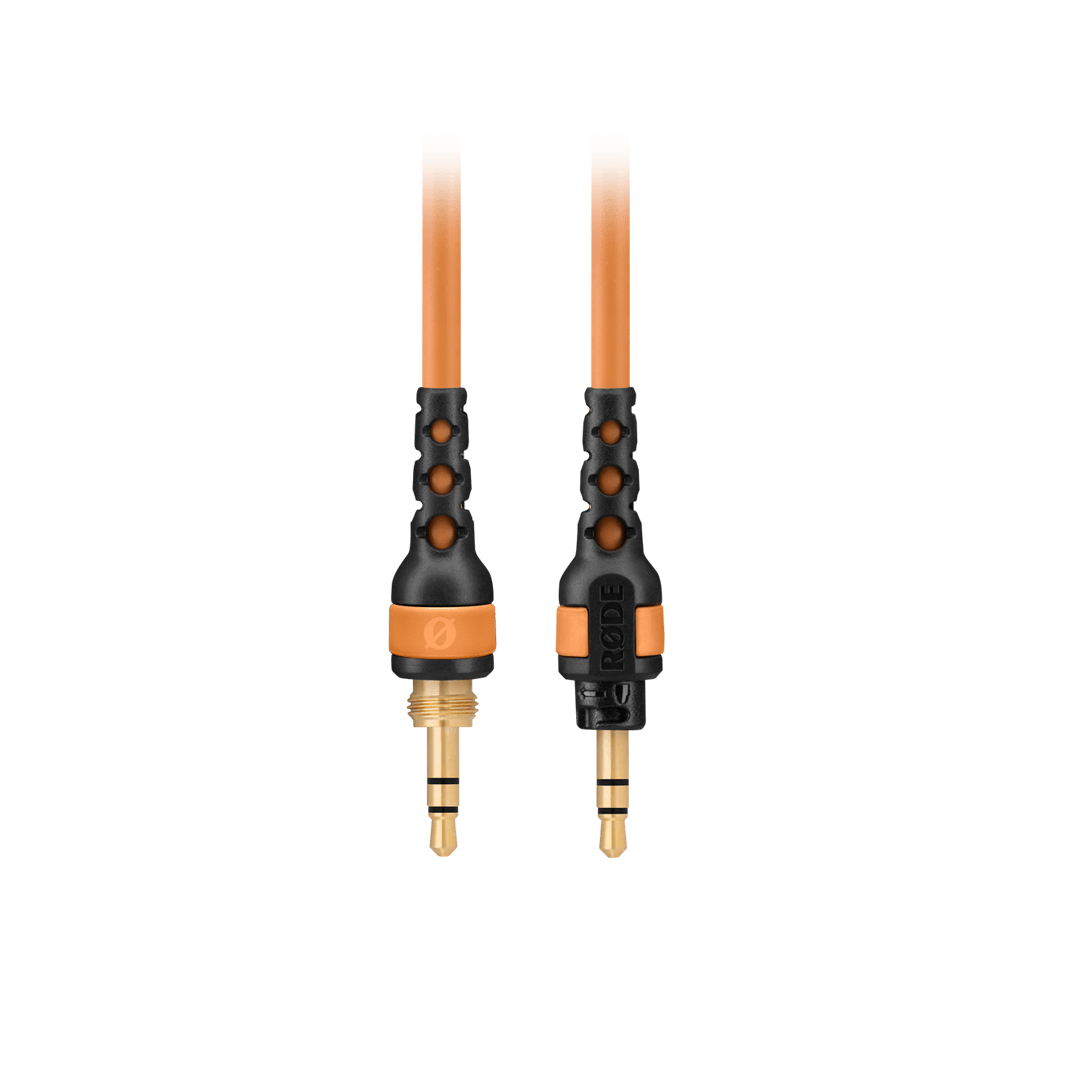 Cavo audio arancione e nero con due jack da 3,5 mm. Sfondo bianco.