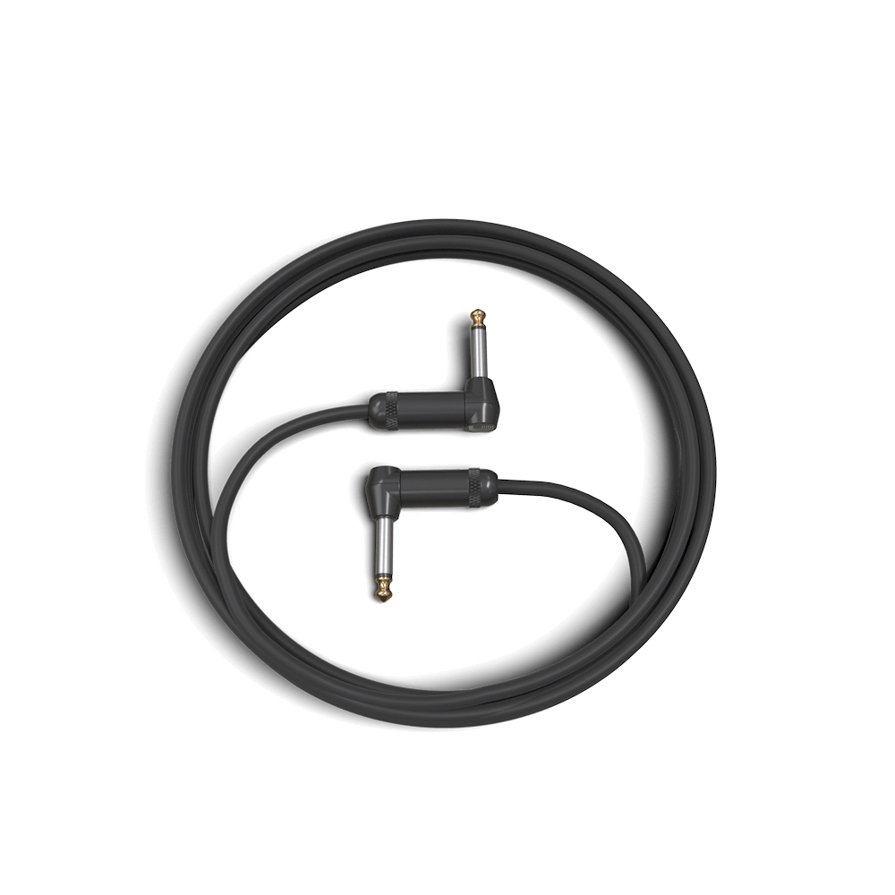 Czarny kabel audio, złącza kątowe. Kabel na białym tle.