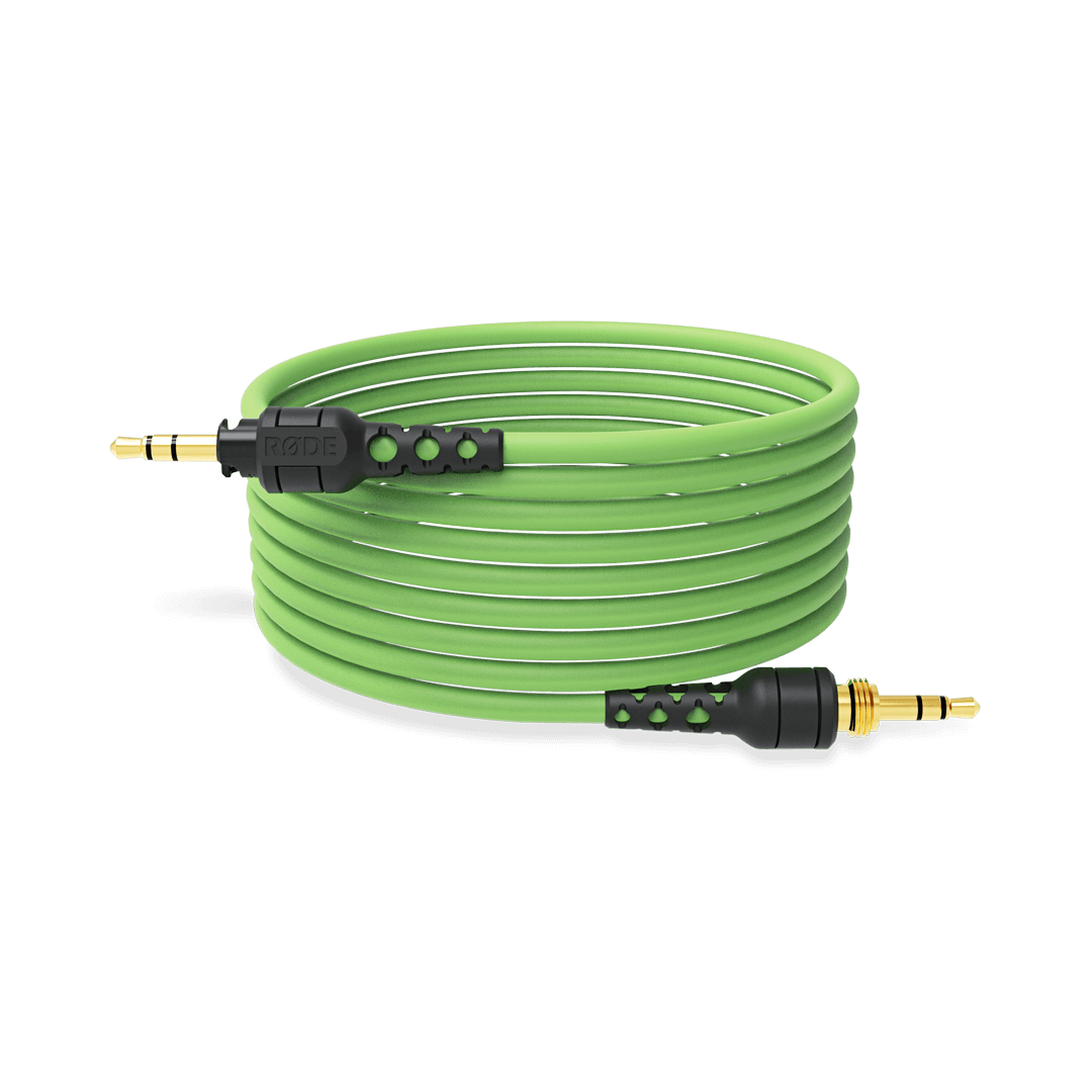Cavo audio verde arrotolato. Connettori neri con punte dorate a ciascuna estremità.