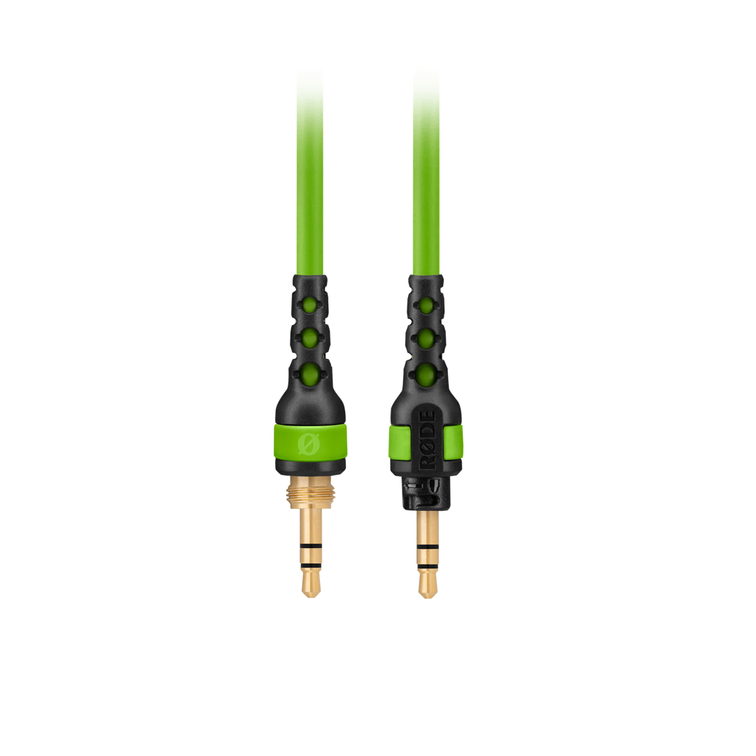 Cavo audio verde. Connettori neri con punte dorate a ciascuna estremità. Testo sui connettori.