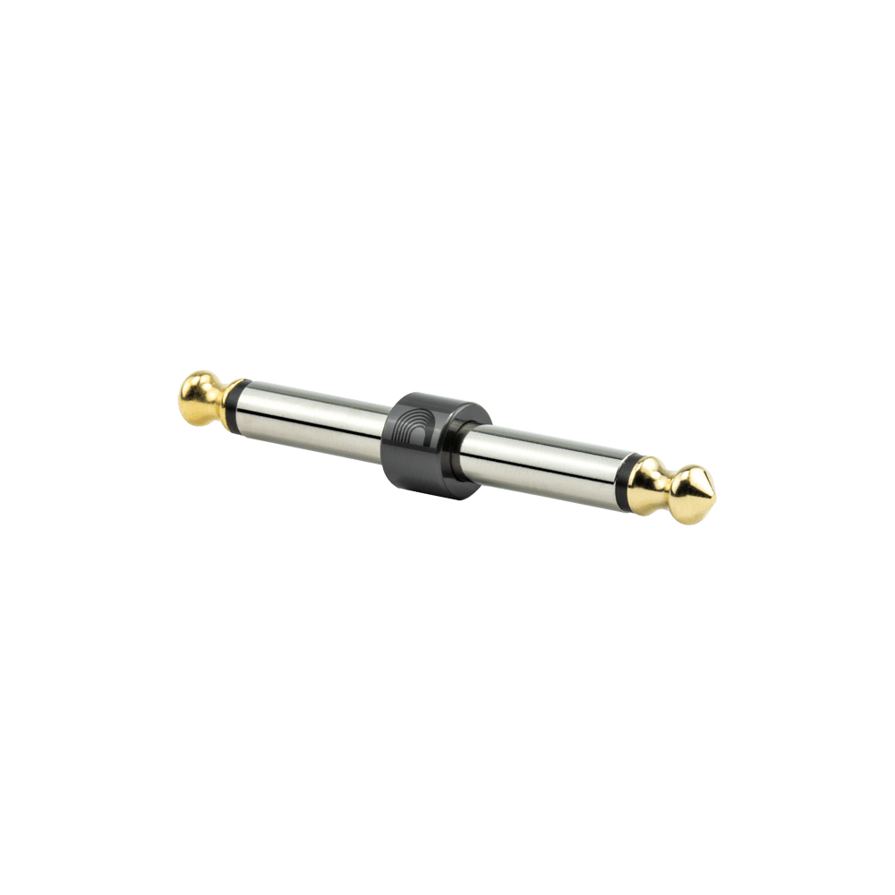 Un adattatore jack da 1/4" argento e nero con punte dorate, isolato su sfondo bianco.