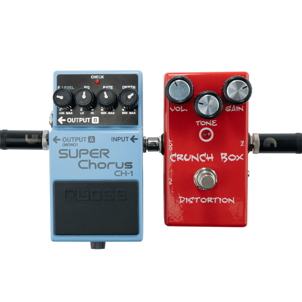 Due pedali per effetti per chitarra, un Boss Super Chorus e un Crunch Box Distortion, su una superficie bianca.
