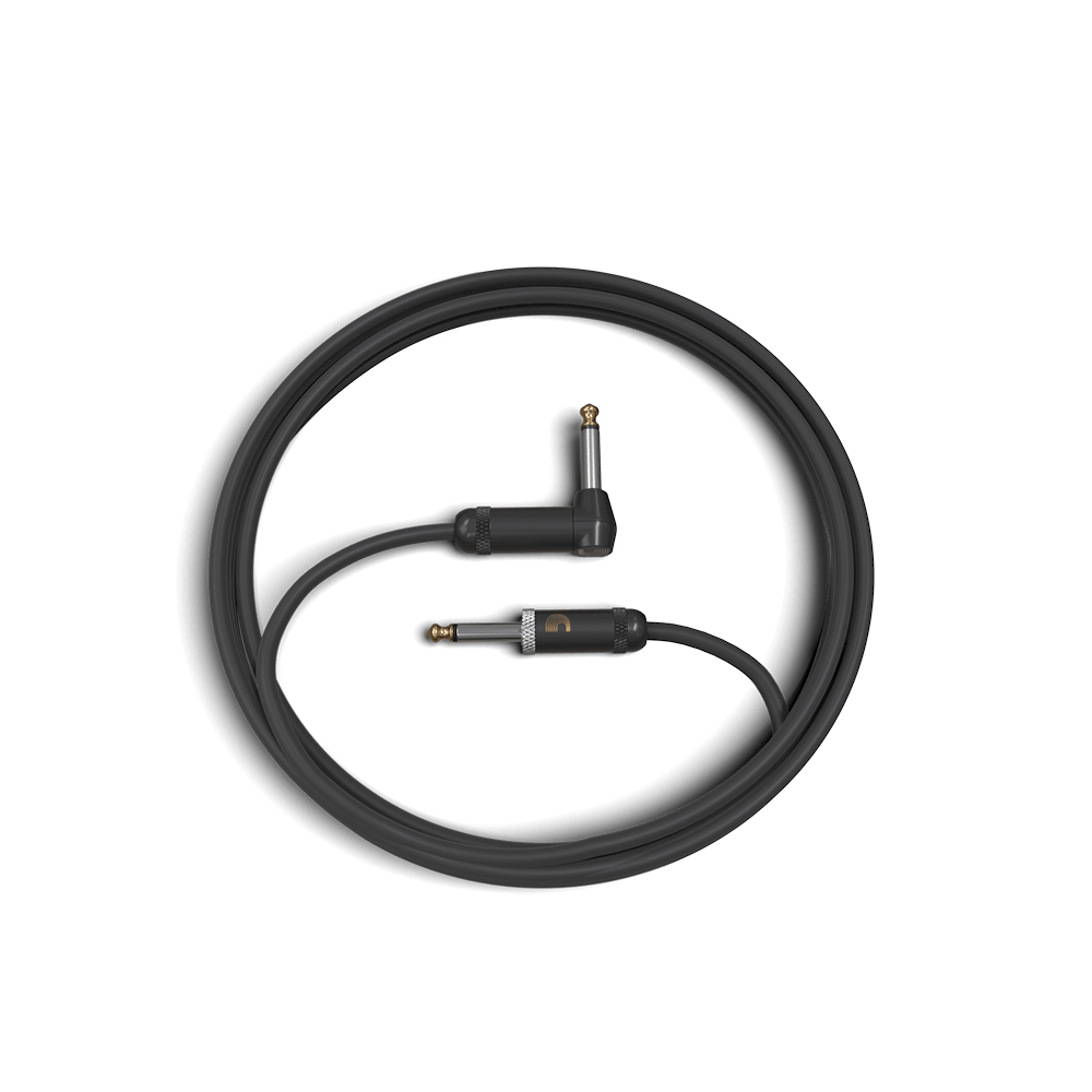 Czarny kabel audio zwinięty na białym tle, z kątowymi i prostymi złączami.