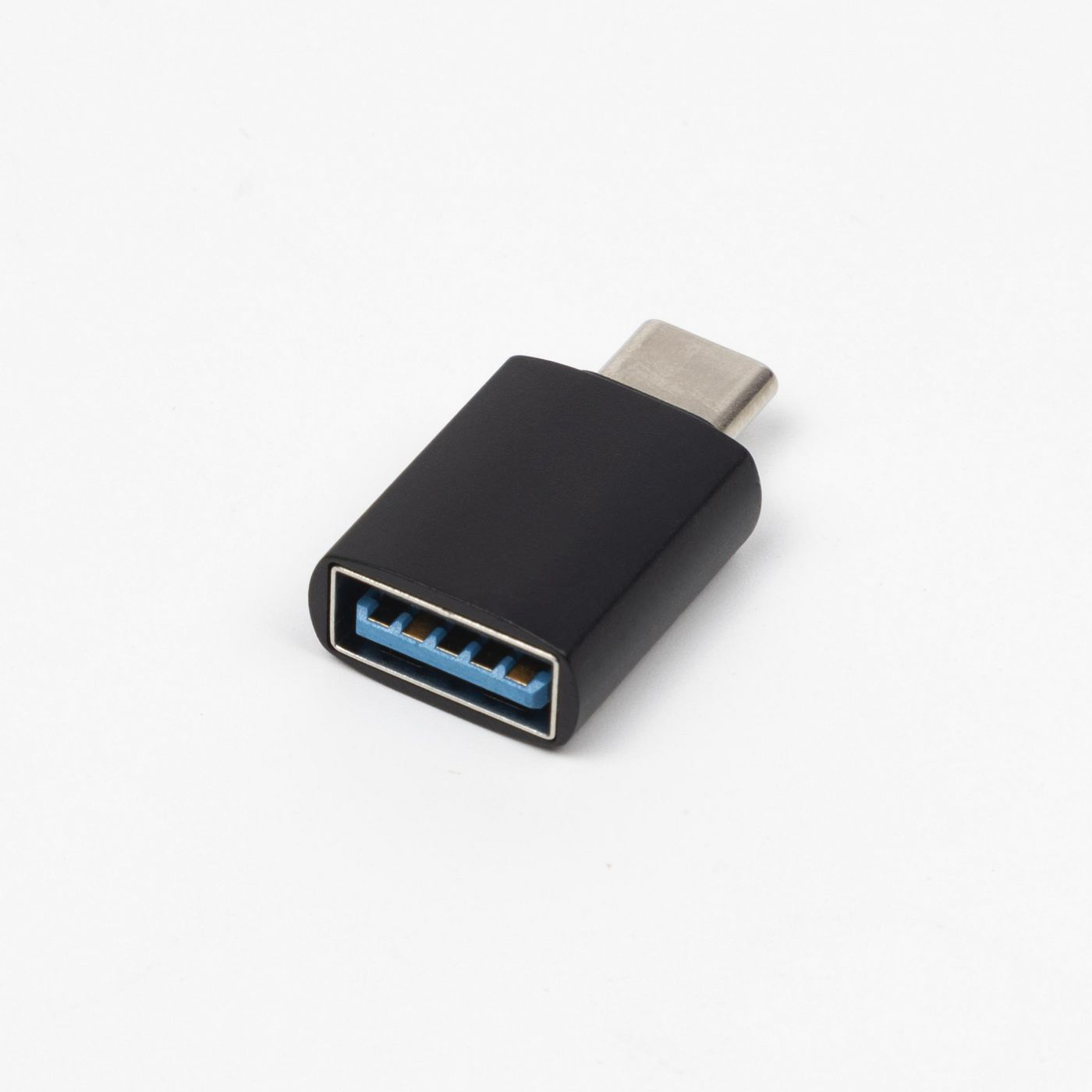 Adattatore da USB-C a USB nero su sfondo bianco.