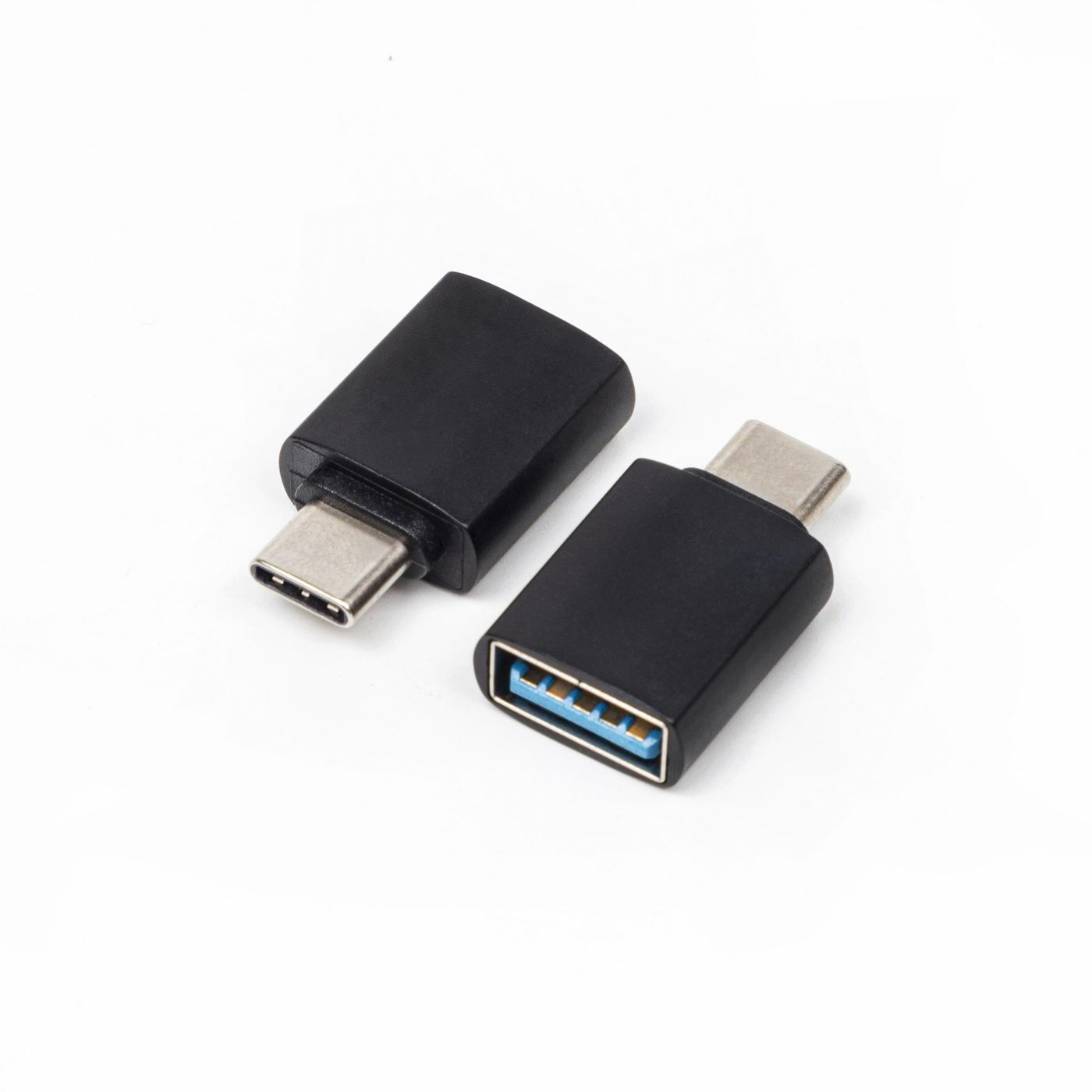 Due adattatori da USB-C a USB neri su bianco.