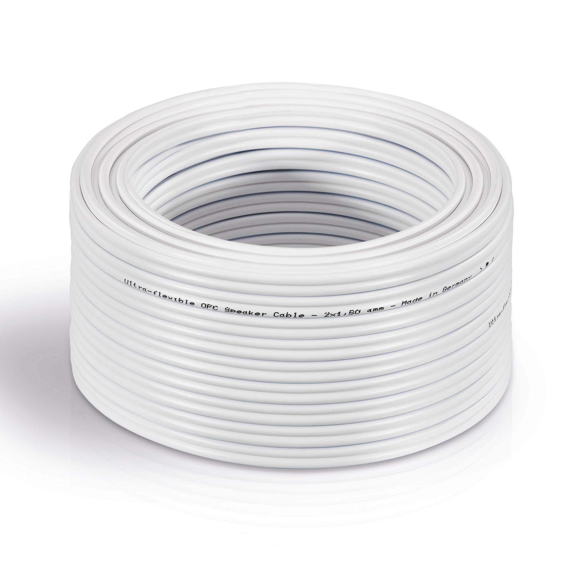 Cavo altoparlante bianco arrotolato. Il cavo è bianco con testo. Sfondo bianco.
