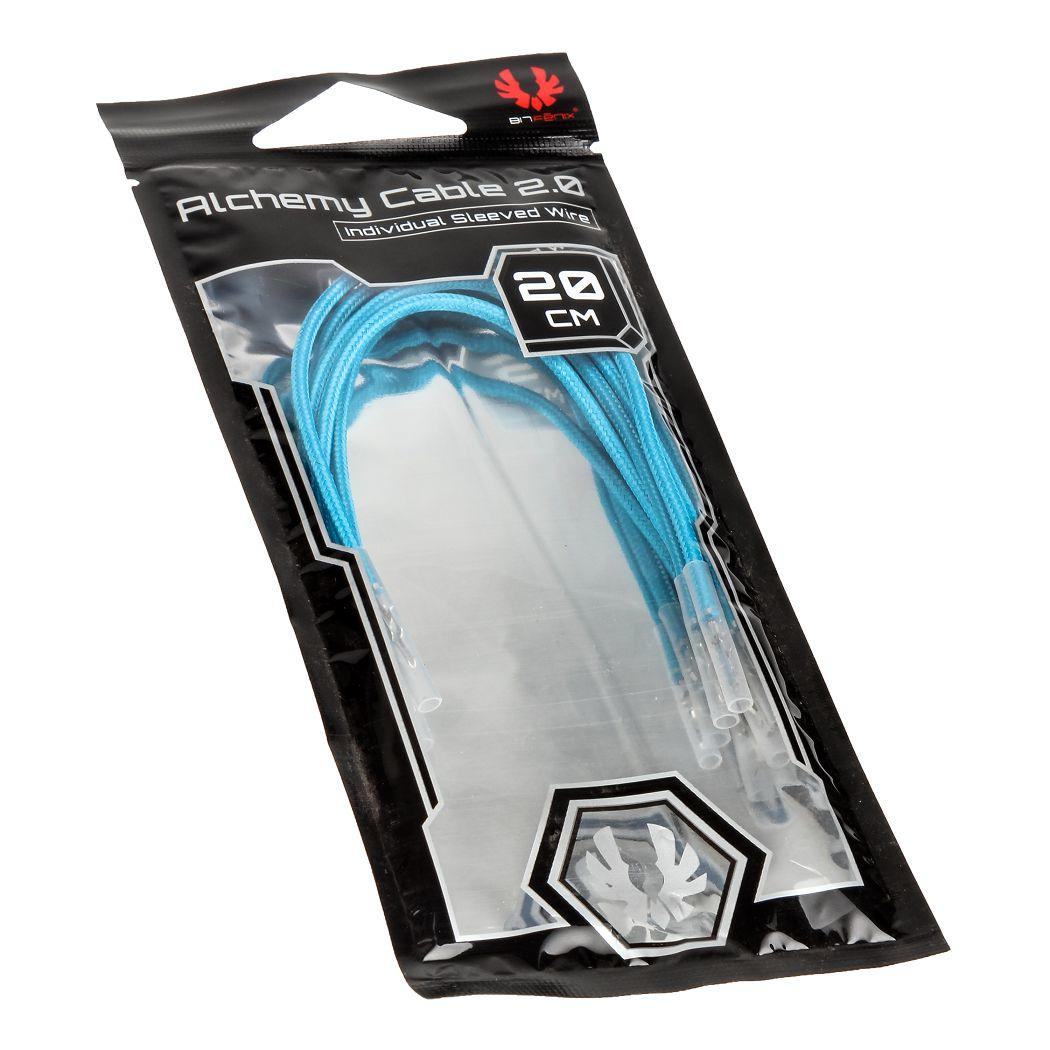 Confezione di plastica trasparente con cavi blu all'interno. Sfondo bianco.