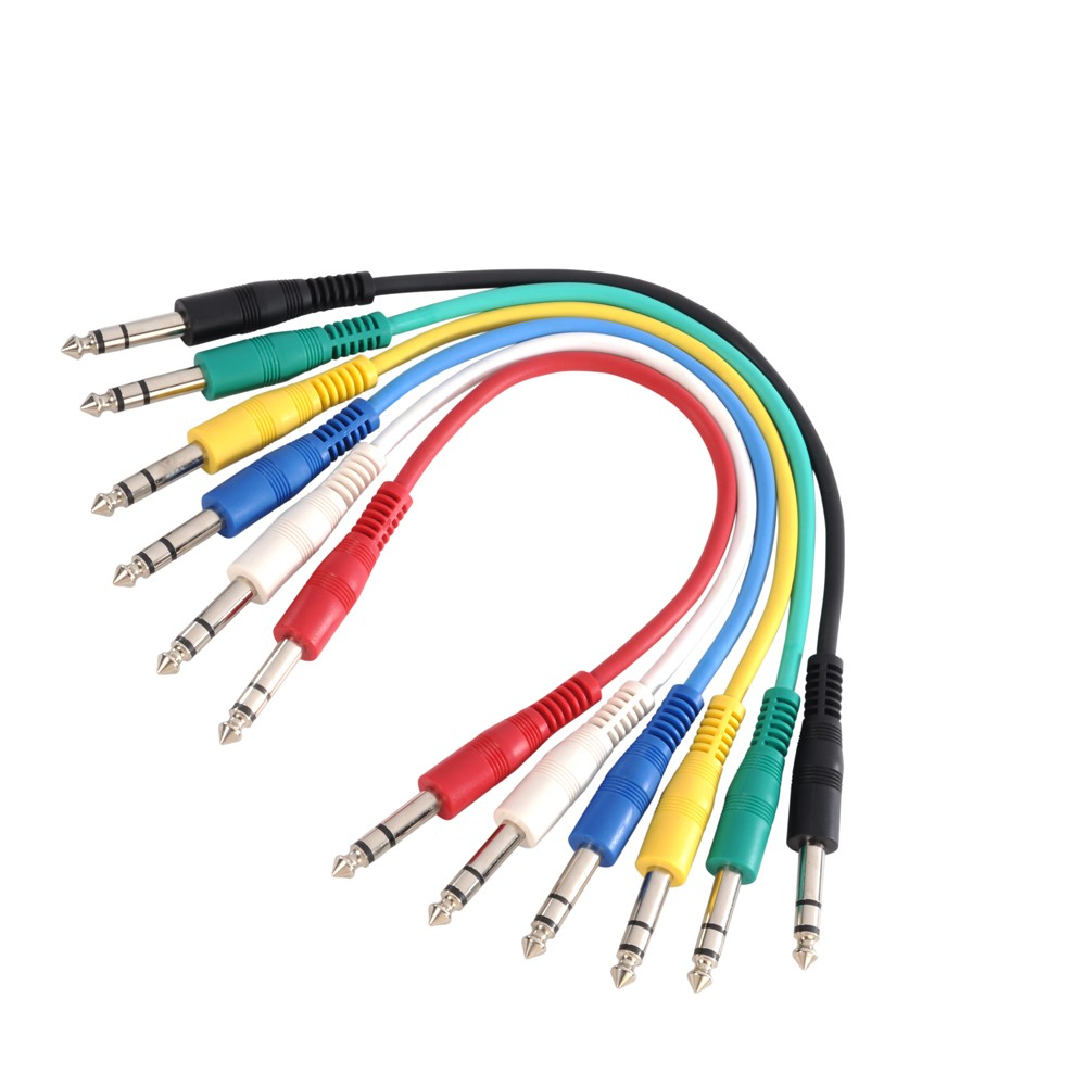 Una serie di cavi audio colorati su sfondo bianco.