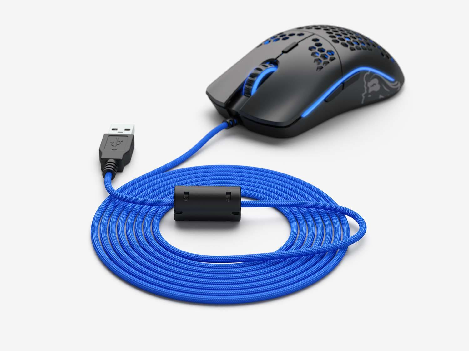 Mouse da gioco nero con cavo blu. Il mouse ha un design a nido d'ape e luci LED blu.