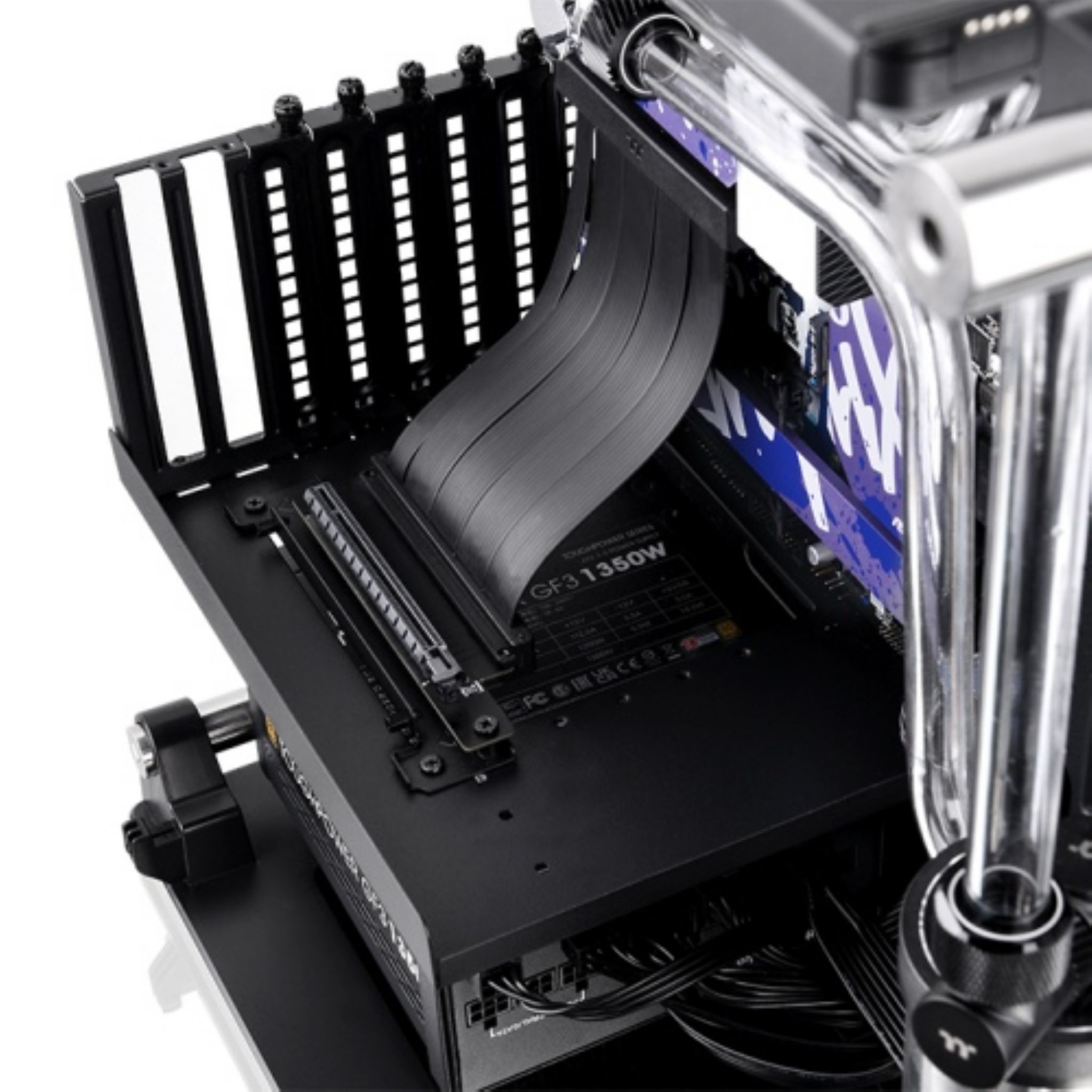 Case del computer con un cavo nero che va dal retro all'interno su sfondo bianco.
