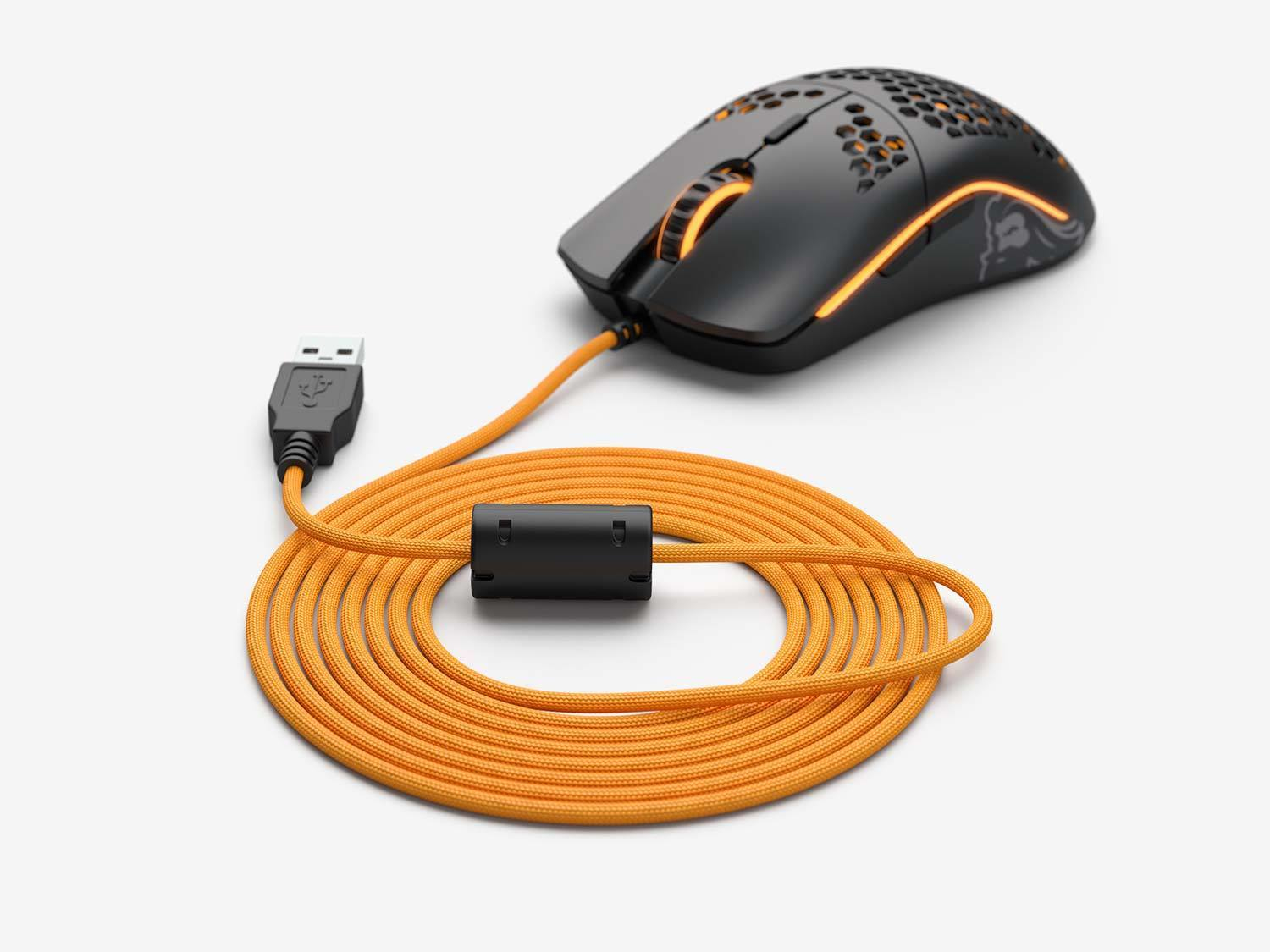Mouse nero con cavo arancione.