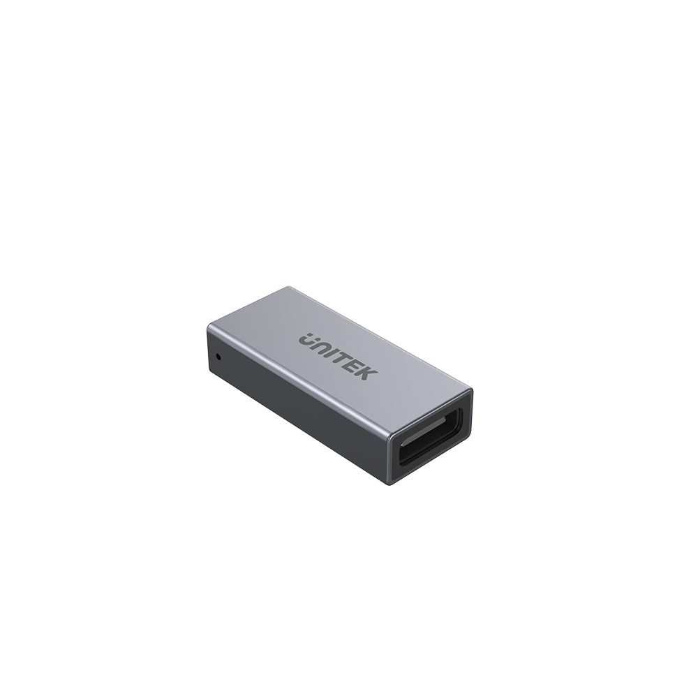 Adattatore USB-C argento con logo UNITEK grigio su sfondo bianco.