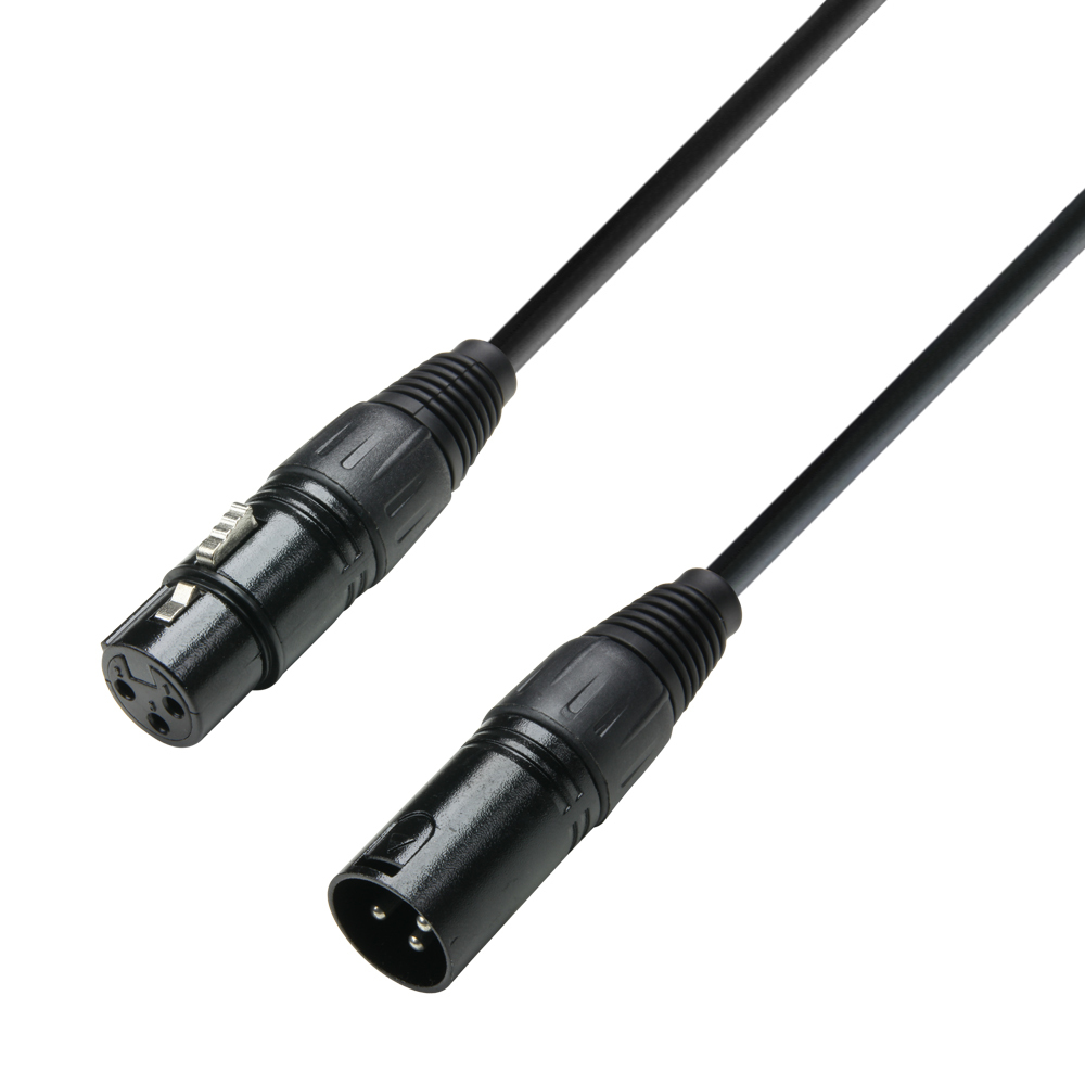 Cavo XLR nero con connettori maschio e femmina su ciascuna estremità. Sfondo bianco.