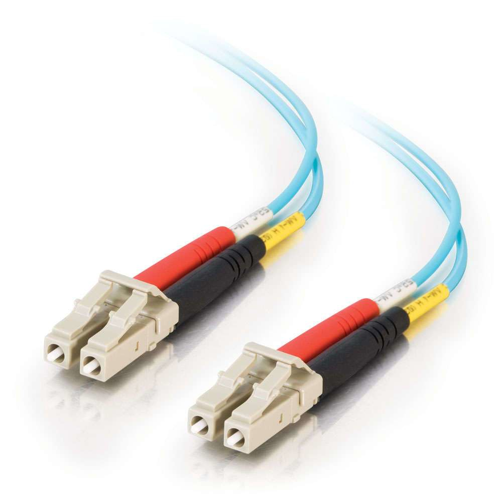Due cavi in fibra ottica azzurri con connettori beige, neri e rossi.