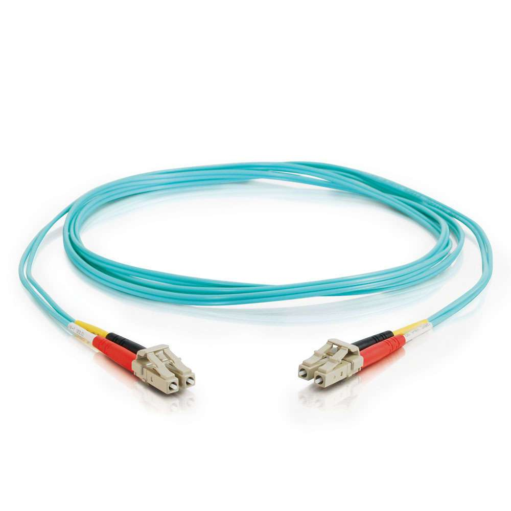 Cavo in fibra ottica blu con due connettori. Isolato su sfondo bianco.