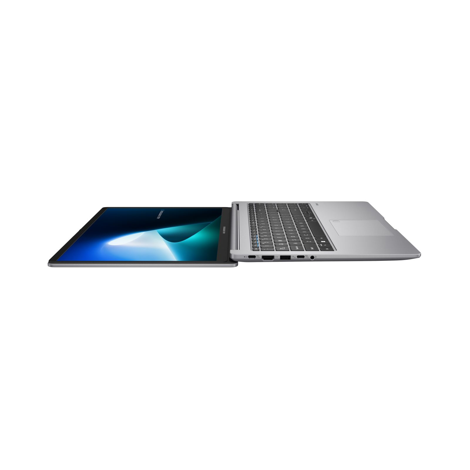 Srebrny laptop z otwartym ekranem. Klawiatura widoczna. Białe tło.