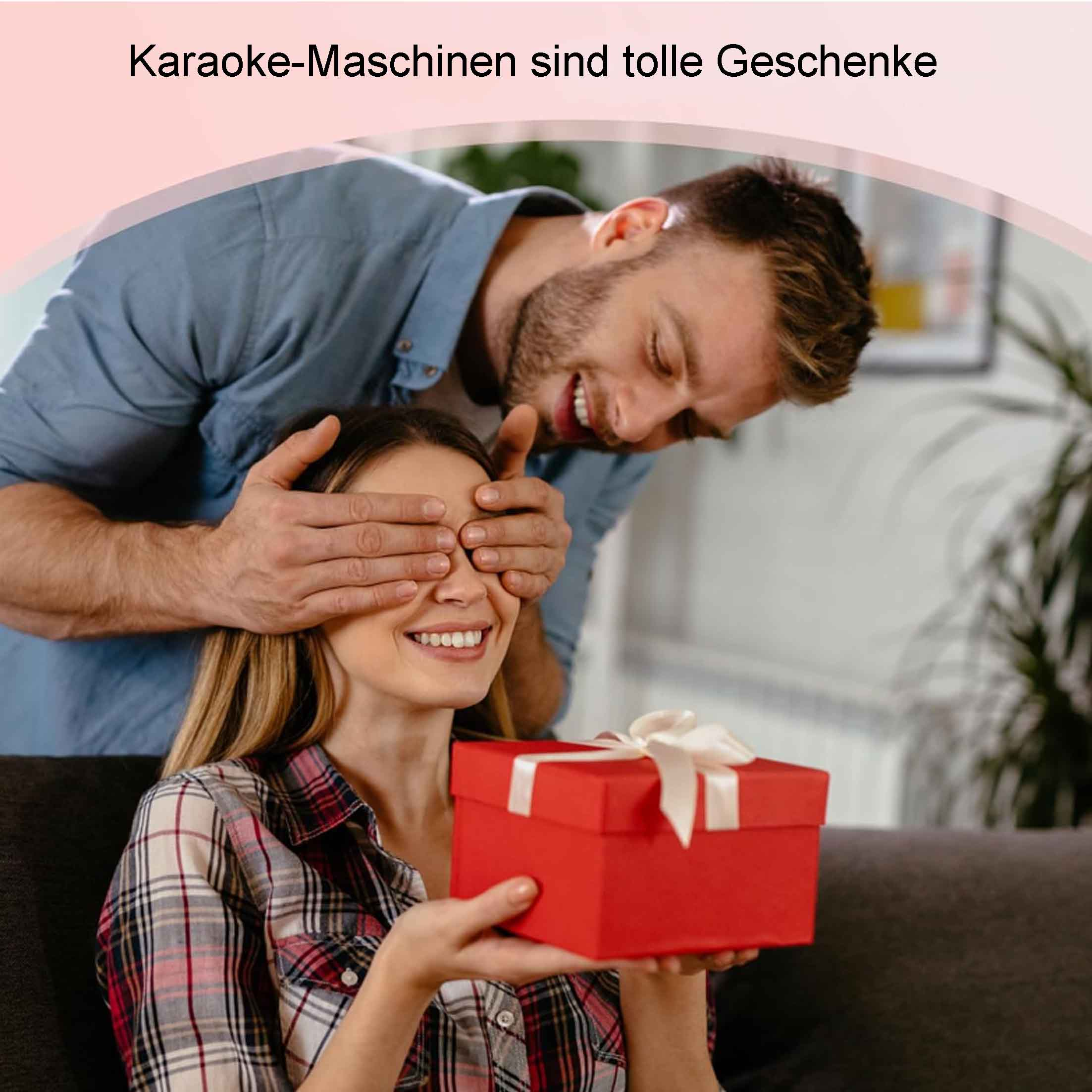 Mann überrascht Frau mit roter Geschenkbox. Die Frau hält sich die Augen zu.