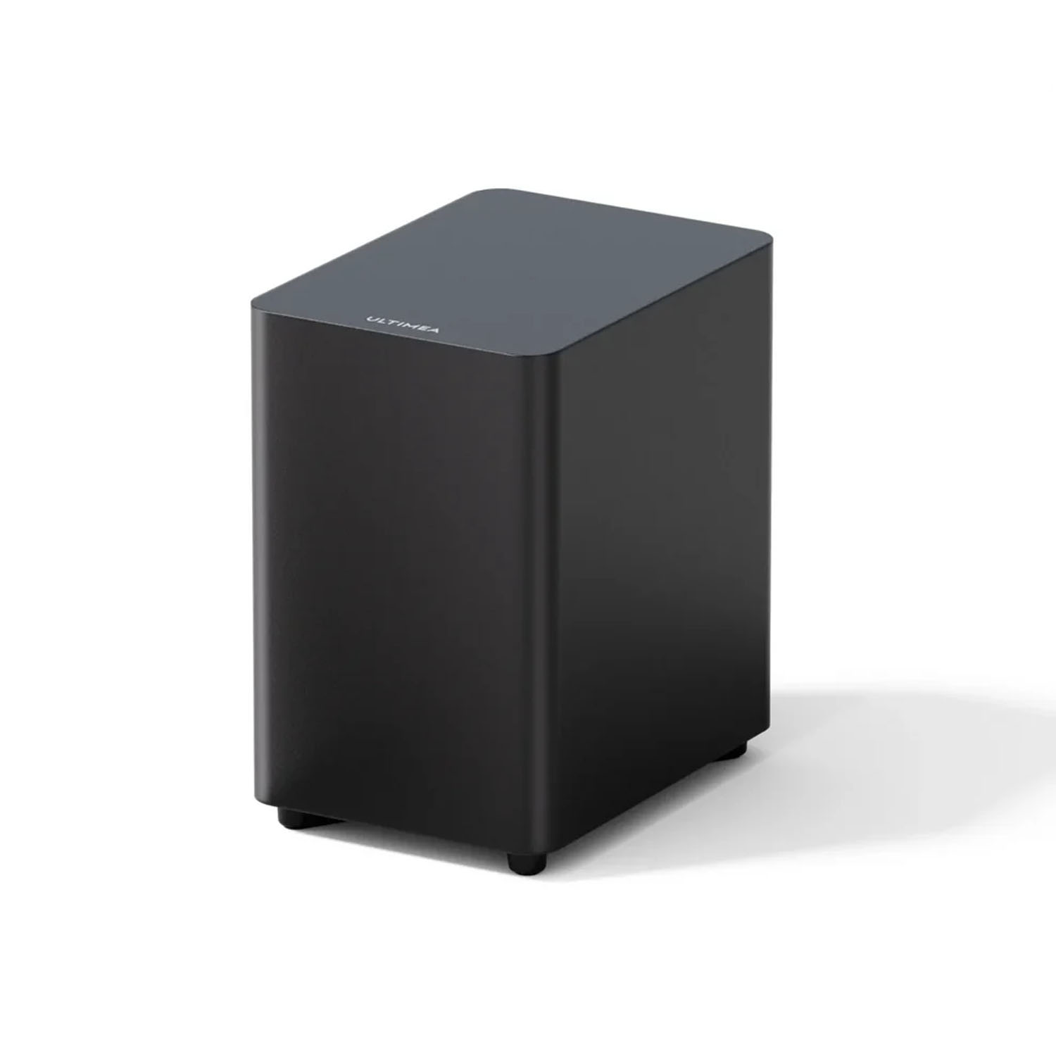 Czarny subwoofer na białym tle. Głośnik to prostokątne pudełko, z płaską górą i dołem.