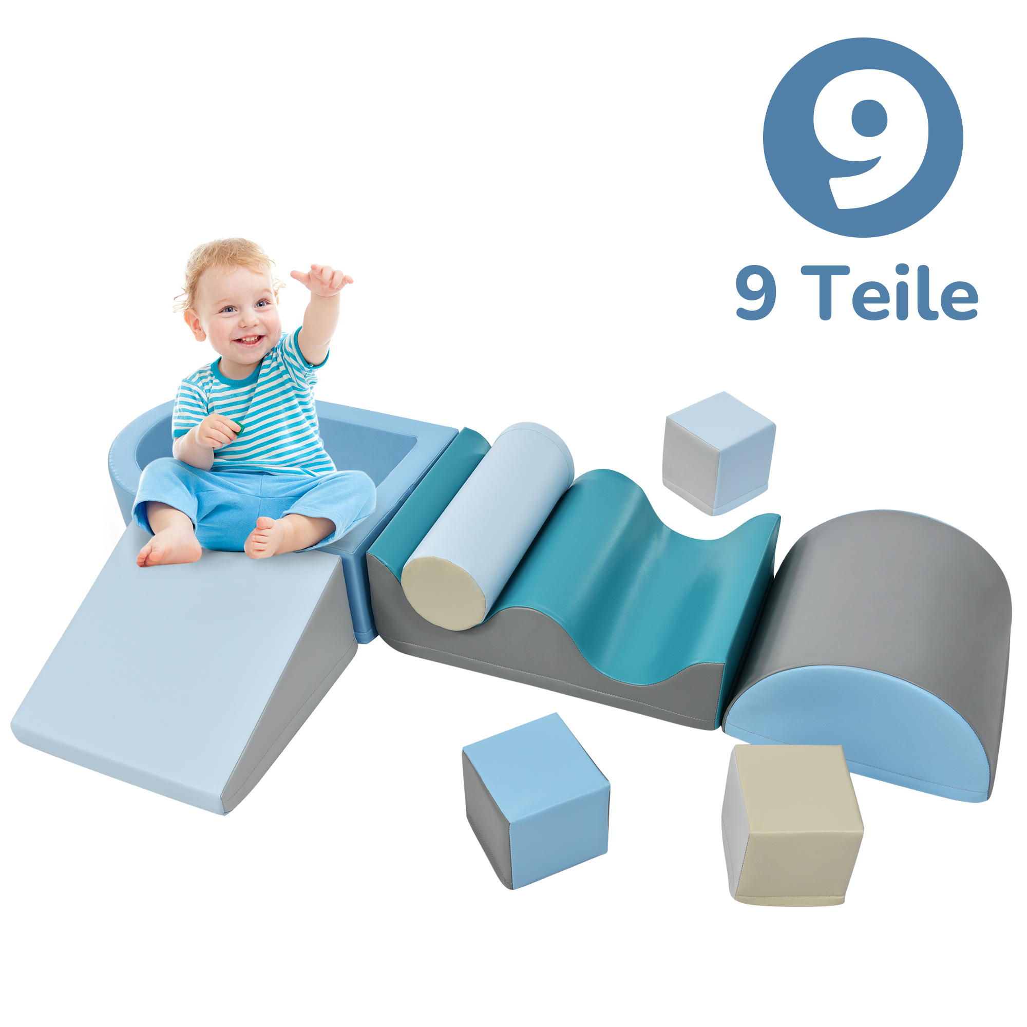 Ein Kind sitzt auf einem Schaumstoff-Spielset und 9 Teilen des Schaumstoff-Spielsets.