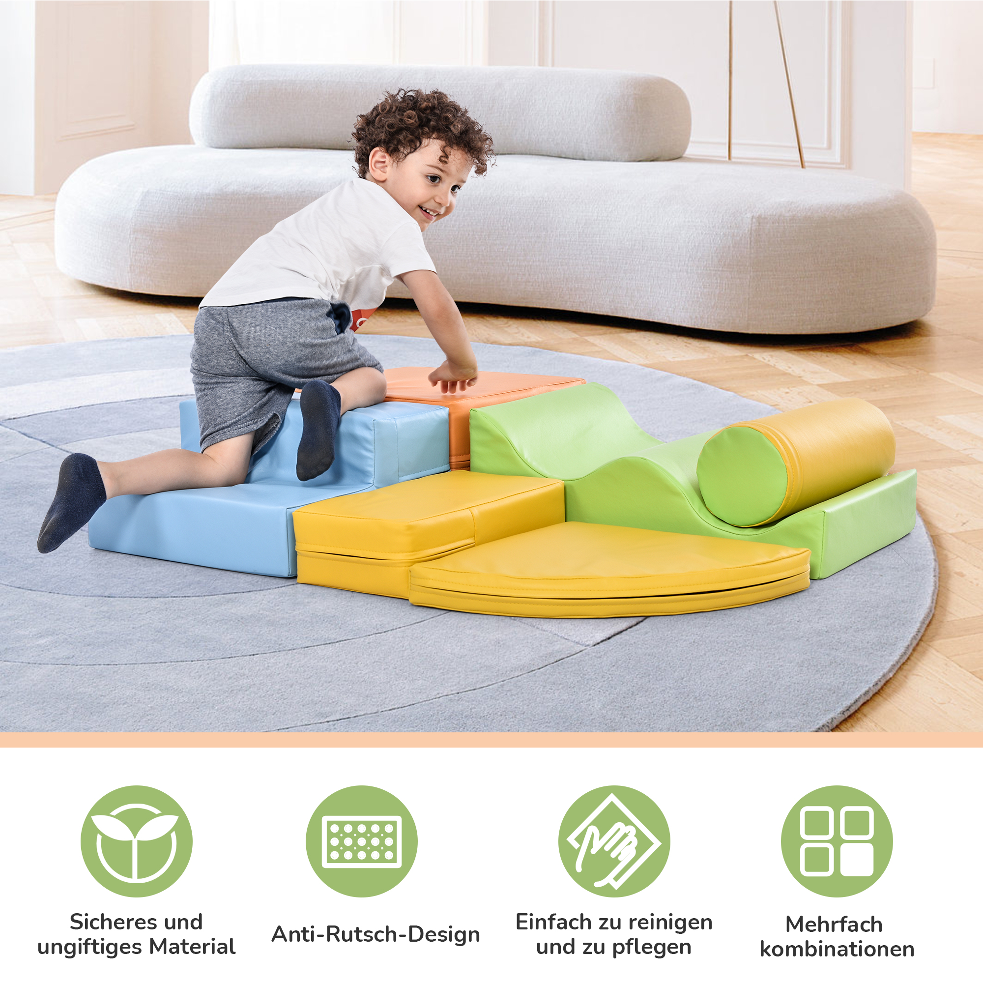 Ein Kleinkind klettert auf bunten Schaumstoffblöcken und lächelt in einem hellen Spielbereich.