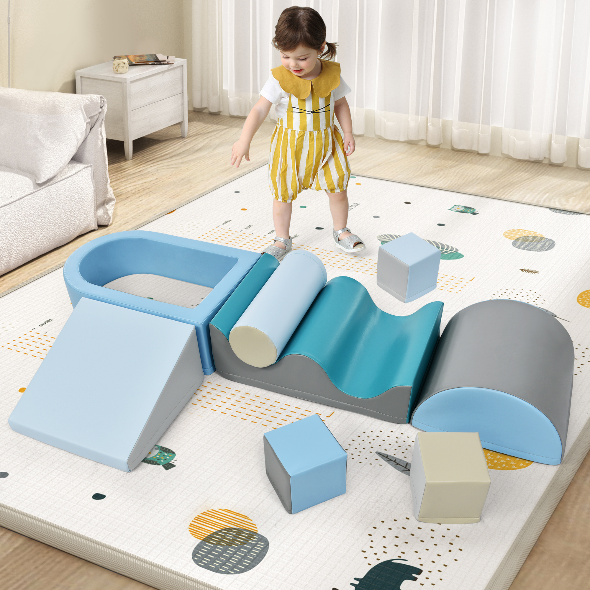 Ein kleines Kind steht auf einer Spielmatte mit einem Schaumstoff-Spielset.