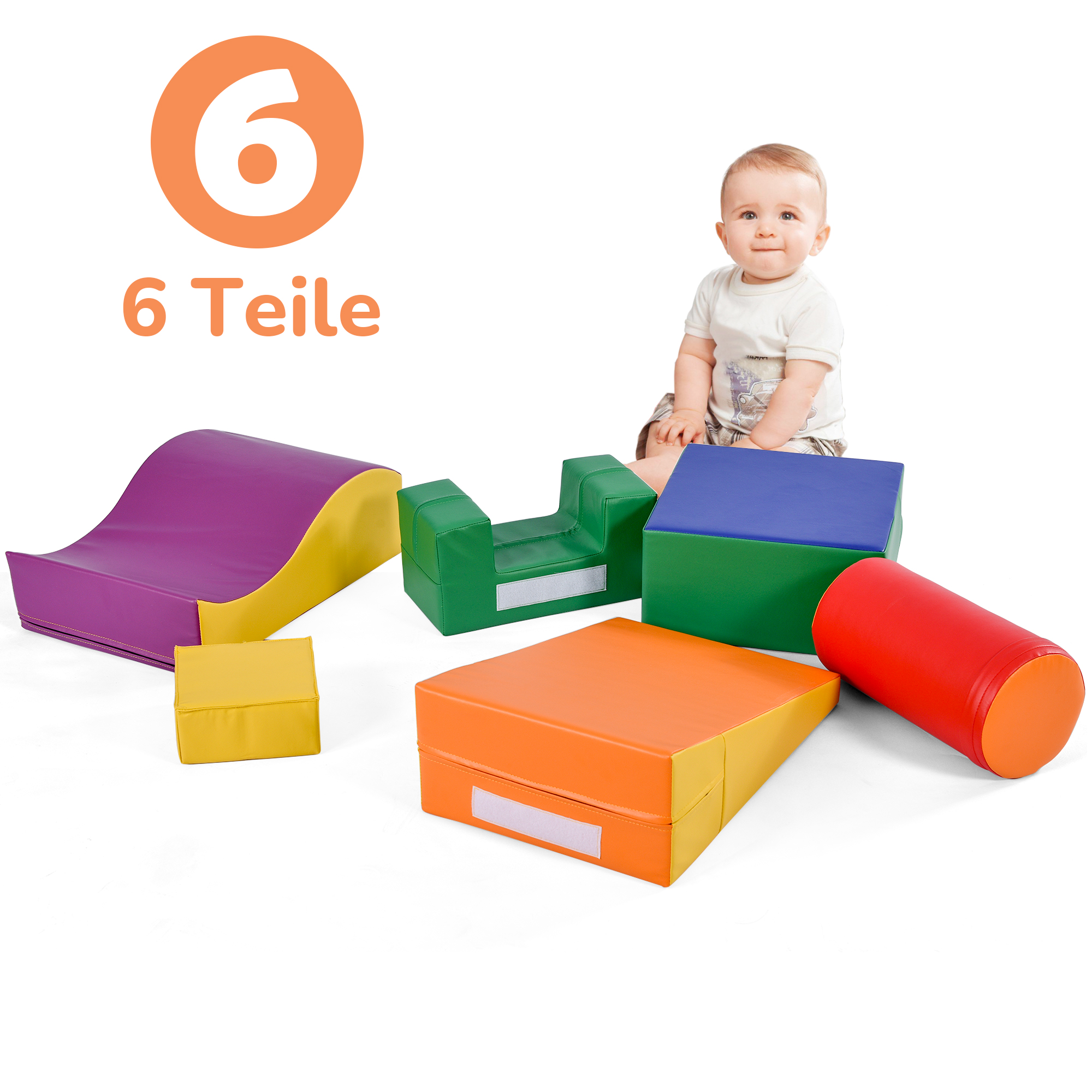 Ein Baby und sechs Spielblöcke. Die Blöcke sind in verschiedenen Farben. Das Baby lächelt.